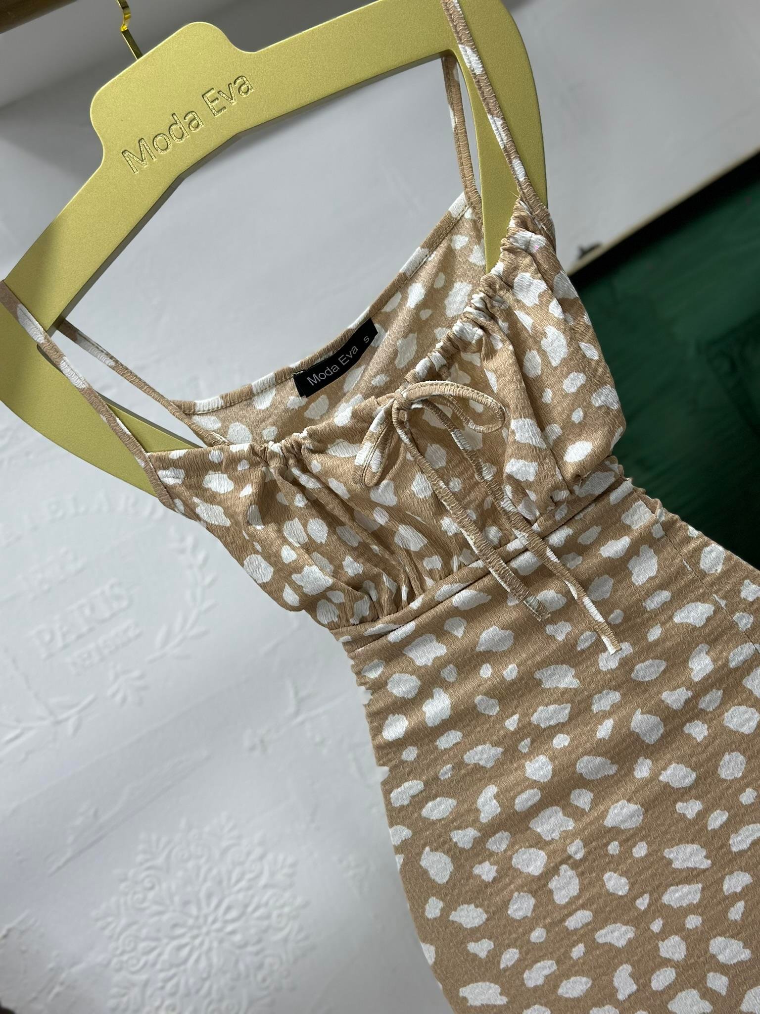 Bürümcük Kumaş Göğüs Bağ Detay Askılı Yırtmaçlı Elbisemiz 