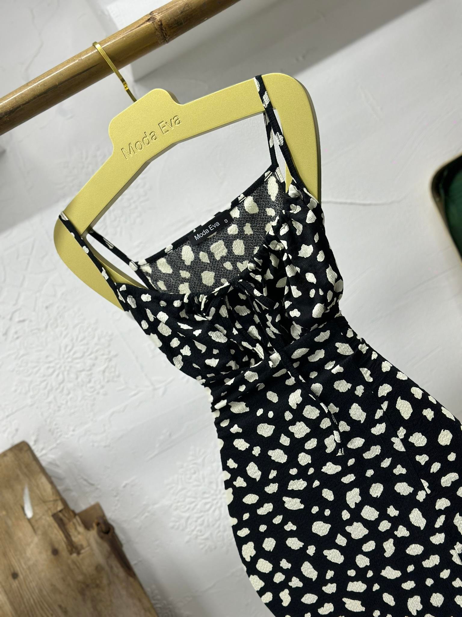 Bürümcük Kumaş Göğüs Bağ Detay Askılı Yırtmaçlı Elbisemiz 