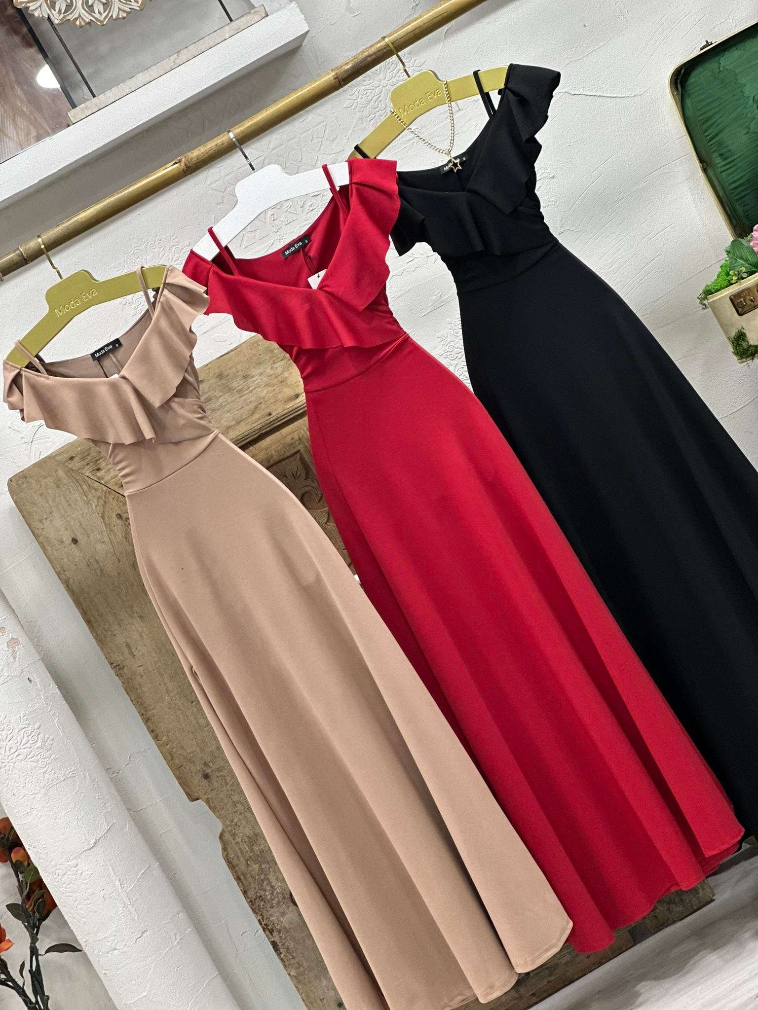 Crep Dokuma Kumaş Askılı Düşük Omuz Volan Detay Yan Uzun Abiye Yırtmaçlı Elbisemiz