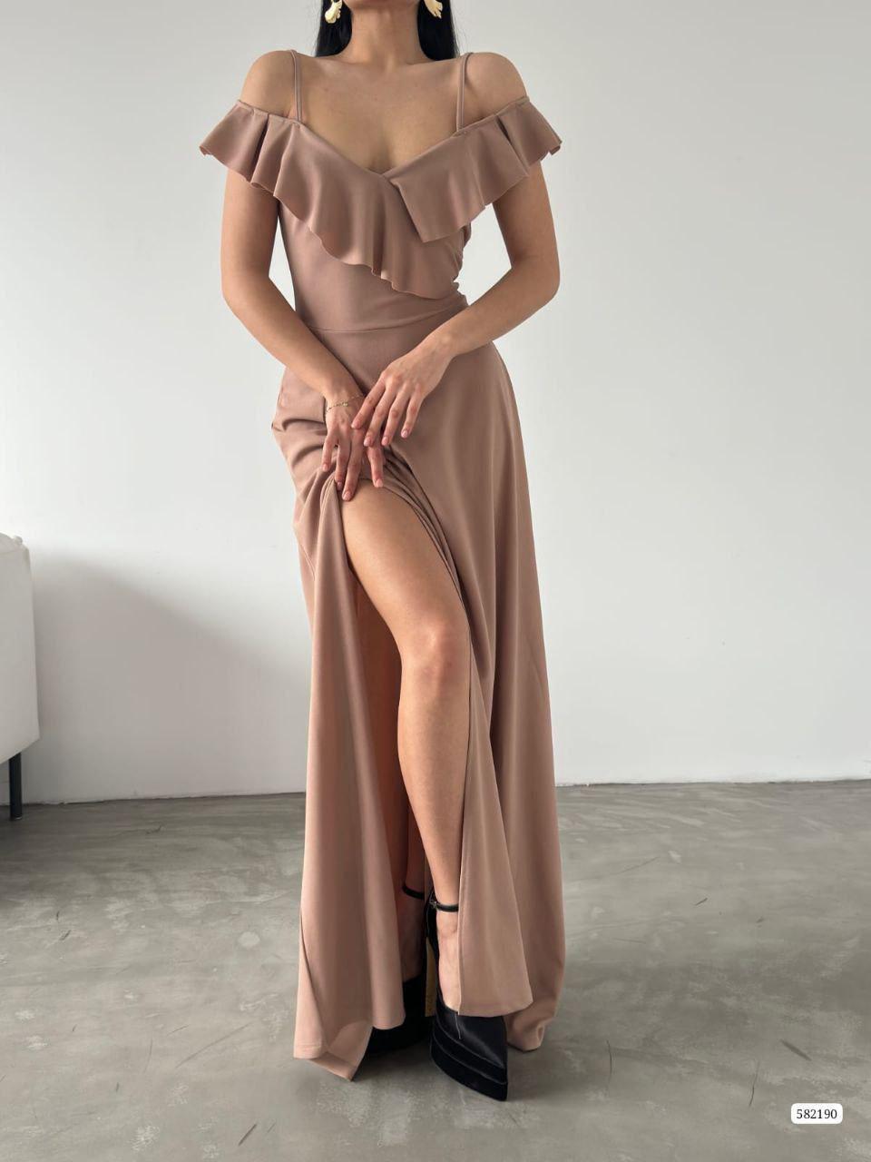 Crep Dokuma Kumaş Askılı Düşük Omuz Volan Detay Yan Uzun Abiye Yırtmaçlı Elbisemiz