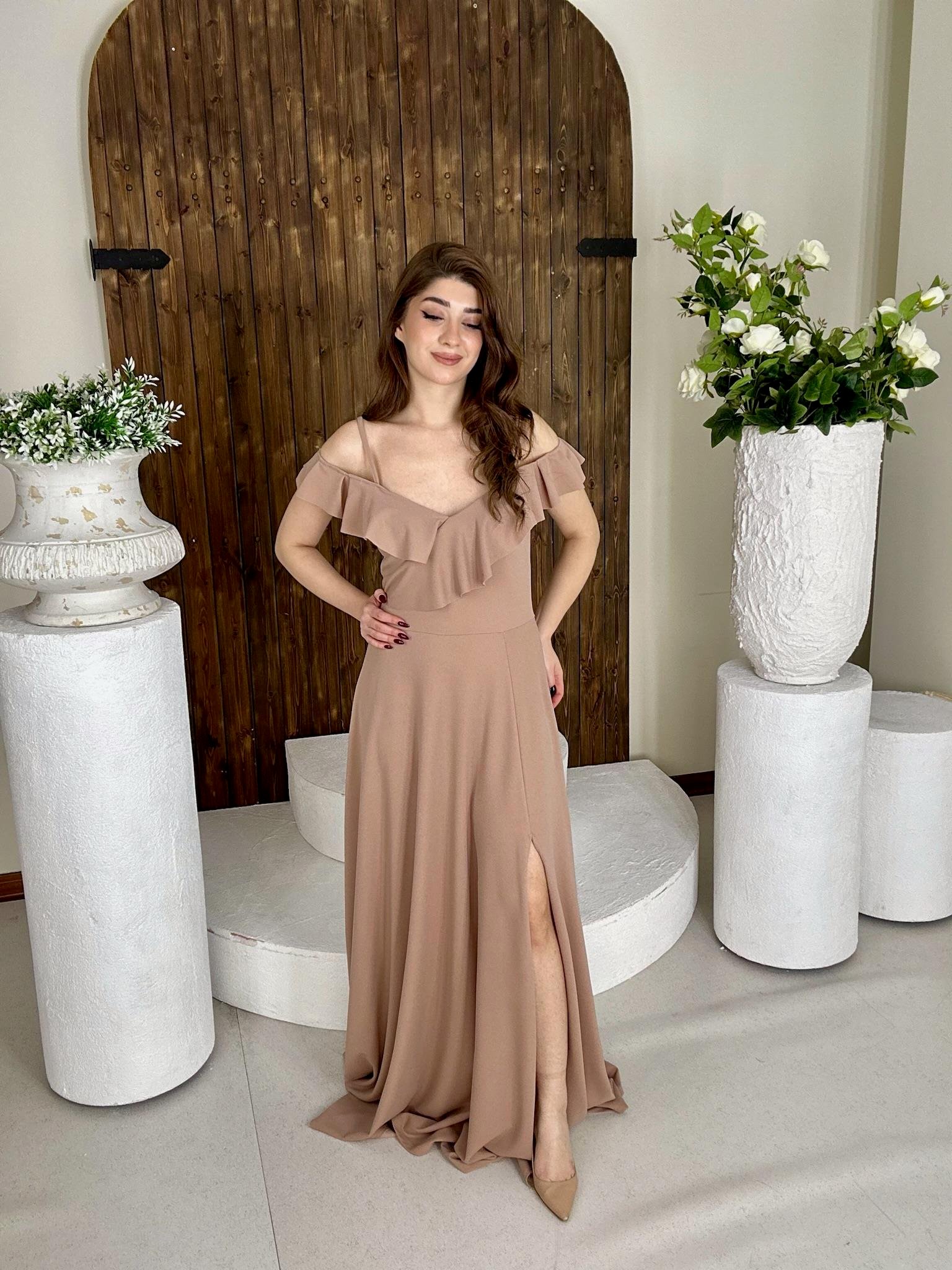 Crep Dokuma Kumaş Askılı Düşük Omuz Volan Detay Yan Uzun Abiye Yırtmaçlı Elbisemiz