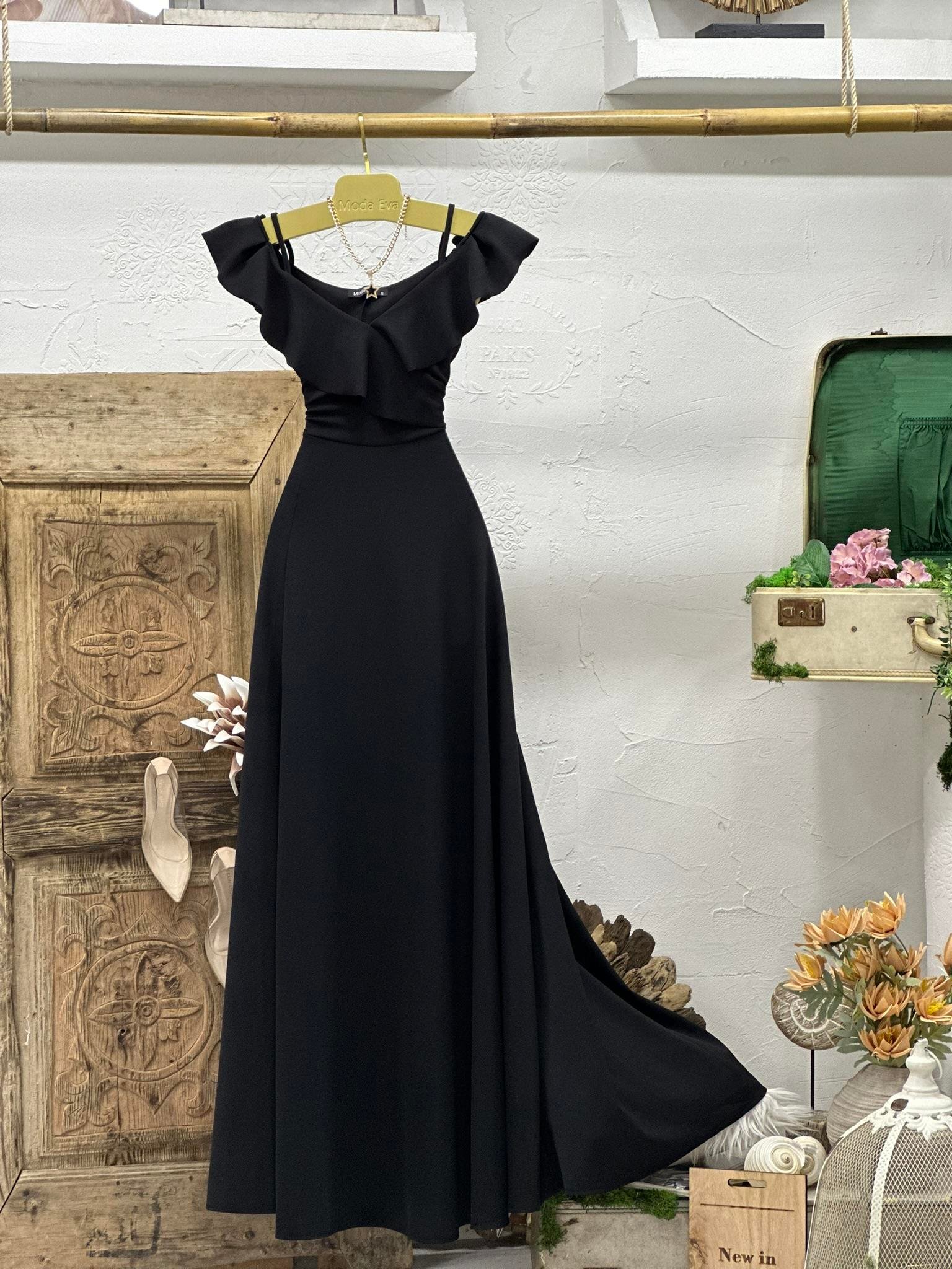 Crep Dokuma Kumaş Askılı Düşük Omuz Volan Detay Yan Uzun Abiye Yırtmaçlı Elbisemiz