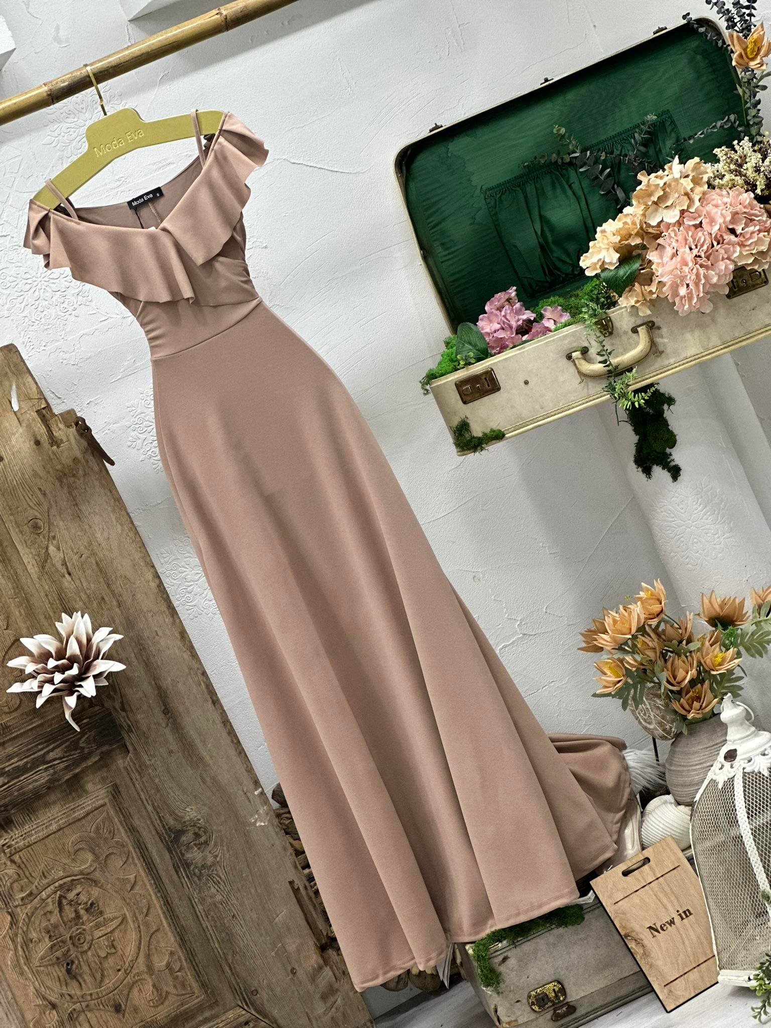 Crep Dokuma Kumaş Askılı Düşük Omuz Volan Detay Yan Uzun Abiye Yırtmaçlı Elbisemiz