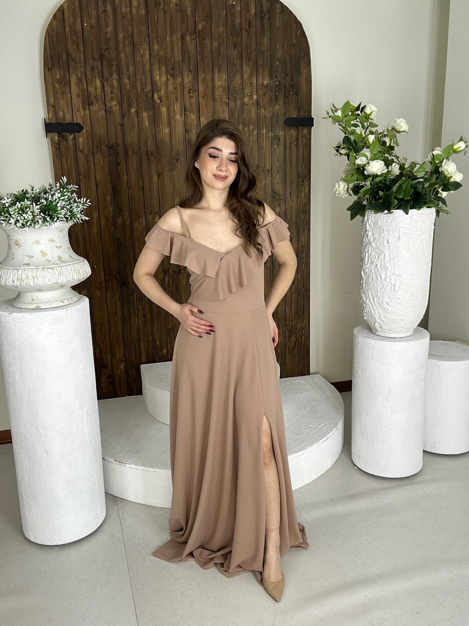 Crep Dokuma Kumaş Askılı Düşük Omuz Volan Detay Yan Uzun Abiye Yırtmaçlı Elbisemiz