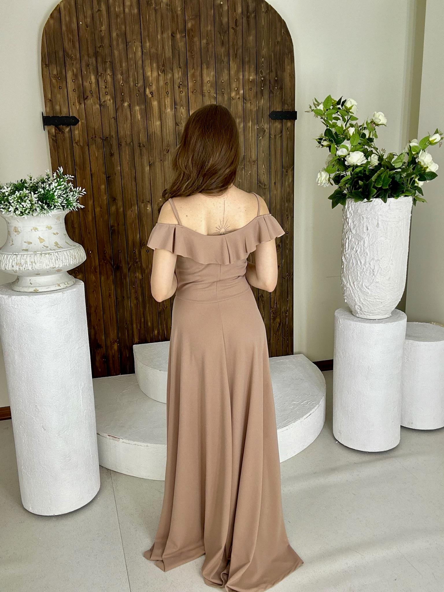 Crep Dokuma Kumaş Askılı Düşük Omuz Volan Detay Yan Uzun Abiye Yırtmaçlı Elbisemiz