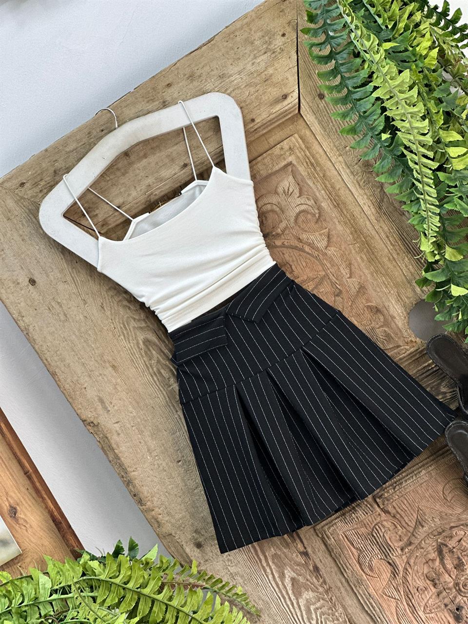 Crep Dokuma Kumaş Bel Detay Pileli Fermuarsız Etek 