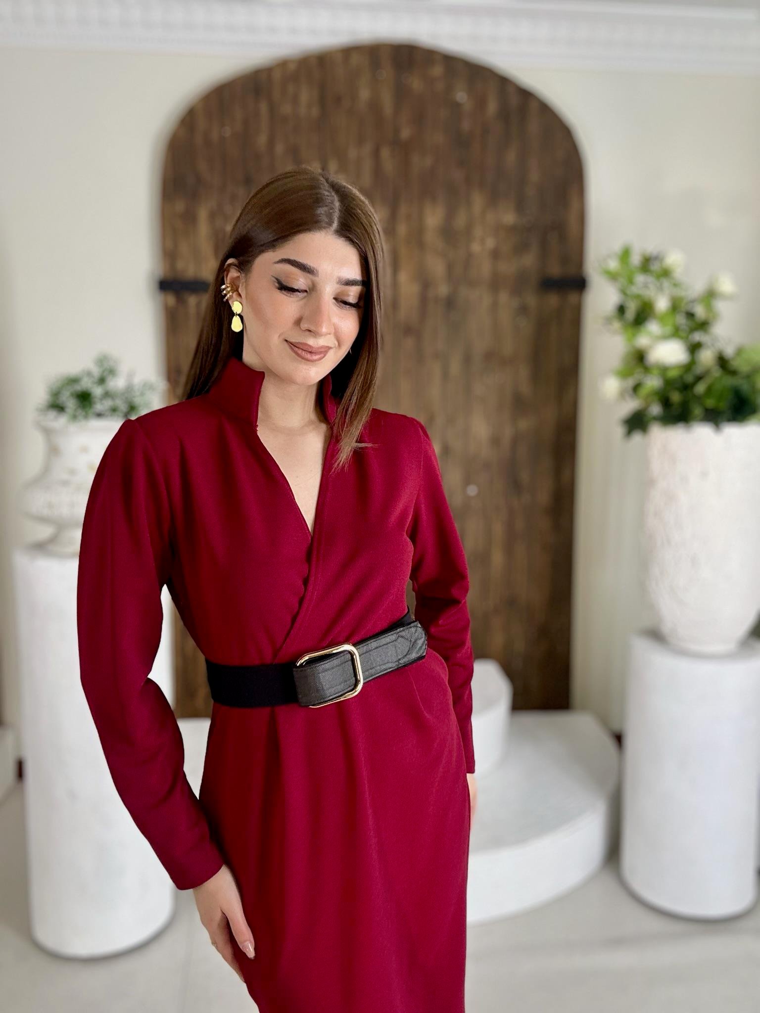 Crep Dokuma Kumaş Dik Yaka Kemerli Cepli Kalem Elbise Bordo