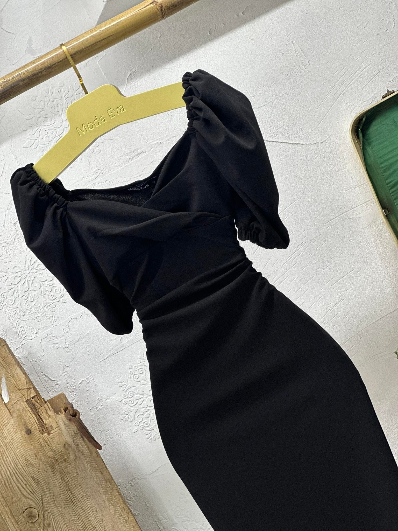 Crep Dokuma Kumaş Kalp Yaka Kalem Elbisemiz