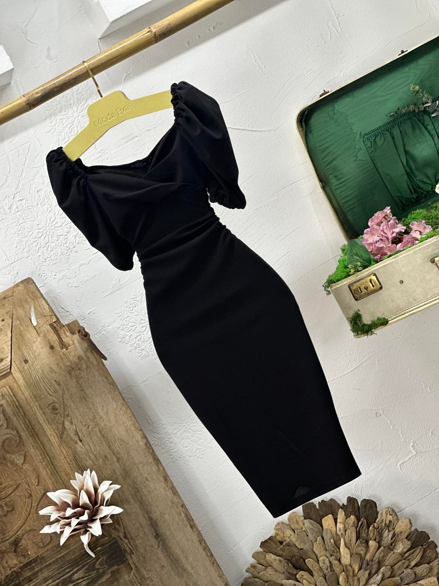 Crep Dokuma Kumaş Kalp Yaka Kalem Elbisemiz