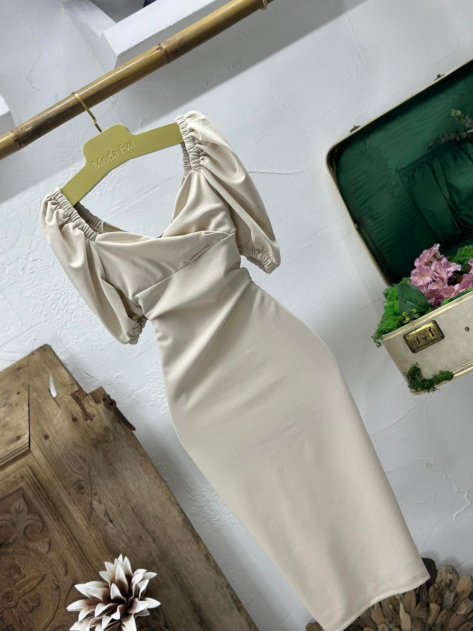 Crep Dokuma Kumaş Kalp Yaka Kalem Elbisemiz