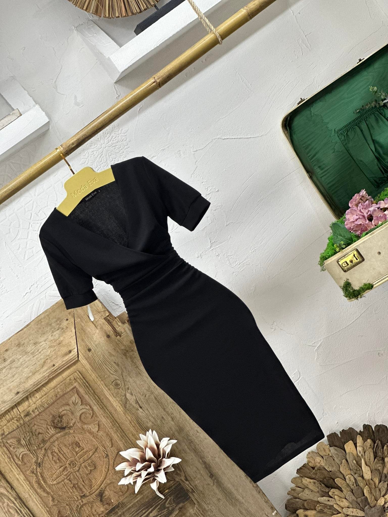 Crep Dokuma Kumaş Kruvaze Yaka Balon Kol Kalem Elbisemiz