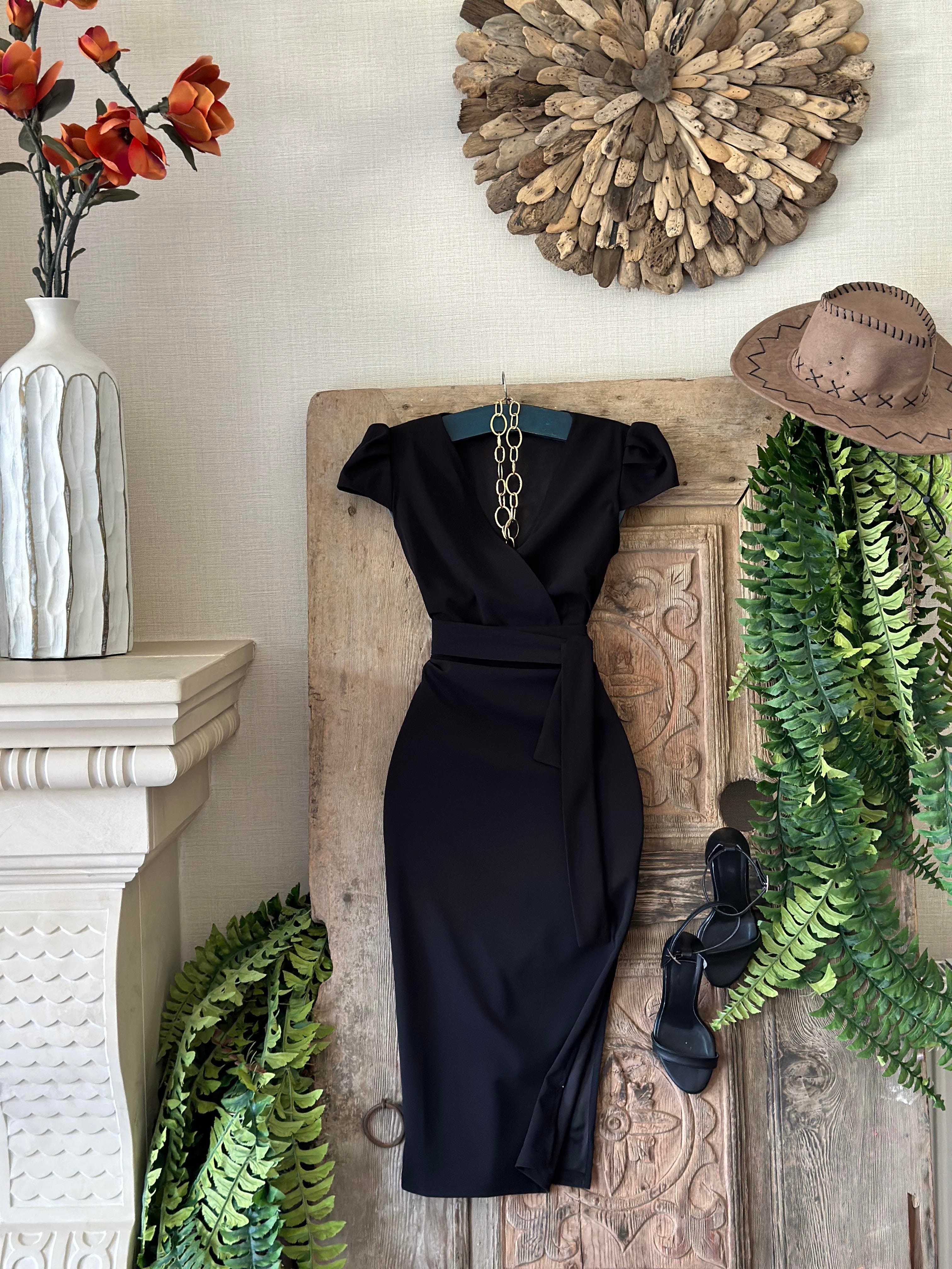 Crep Dokuma Kumaş Kruvaze Yaka Kuşaklı Yan Yırtmaçlı Kalem Elbise 