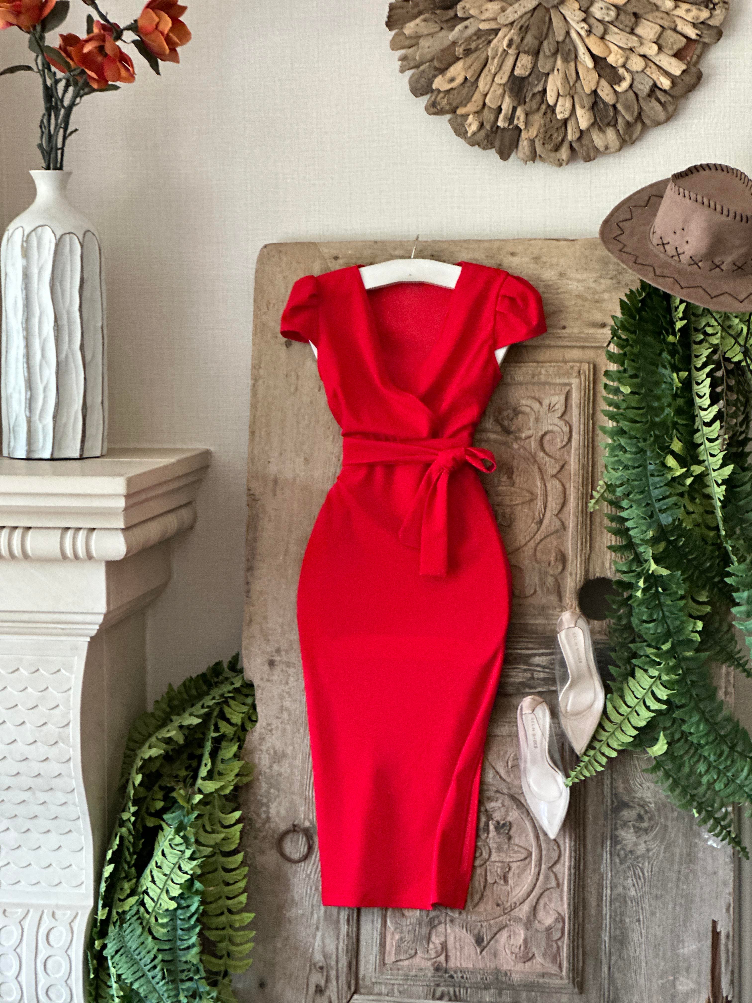 Crep Dokuma Kumaş Kruvaze Yaka Kuşaklı Yan Yırtmaçlı Kalem Elbise 