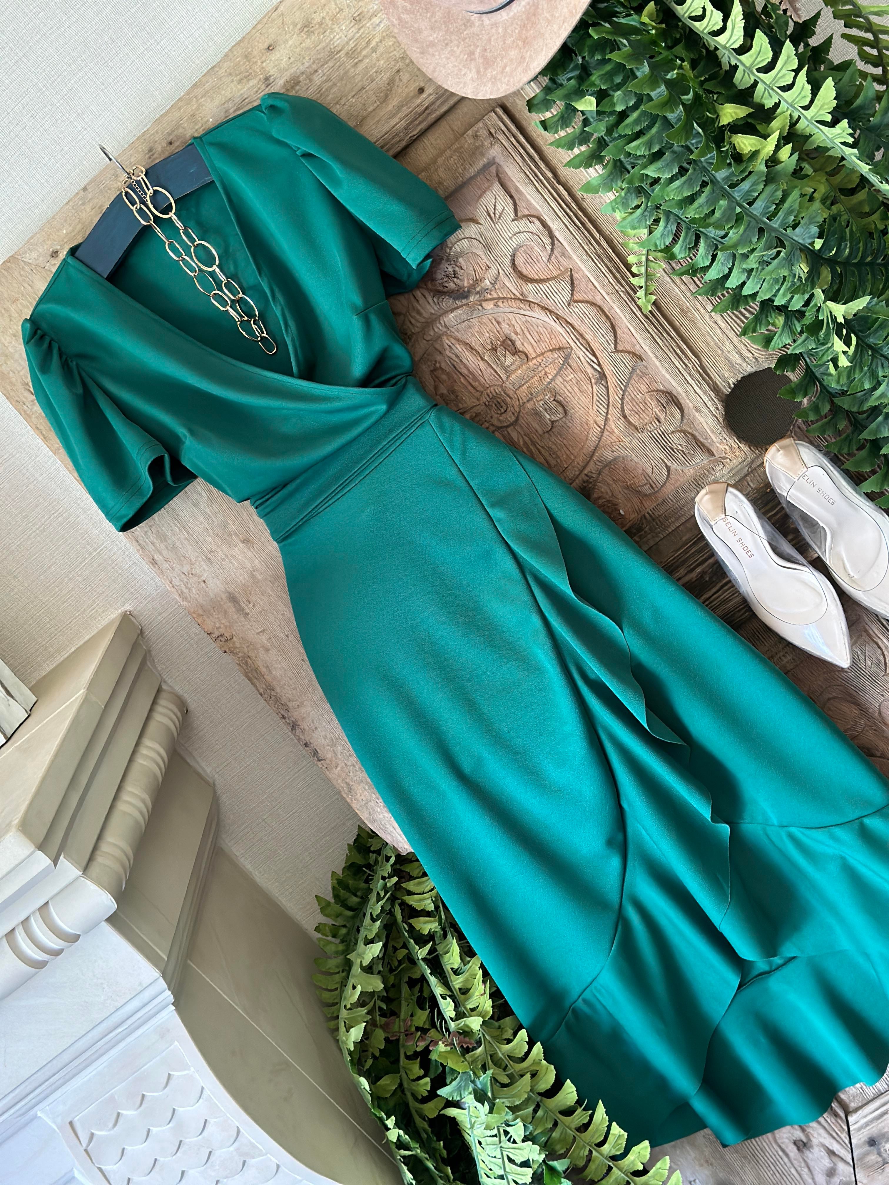 Crep Dokuma Kumaş Kruvaze Yaka Volan Detaylı Midi Boy Elbise