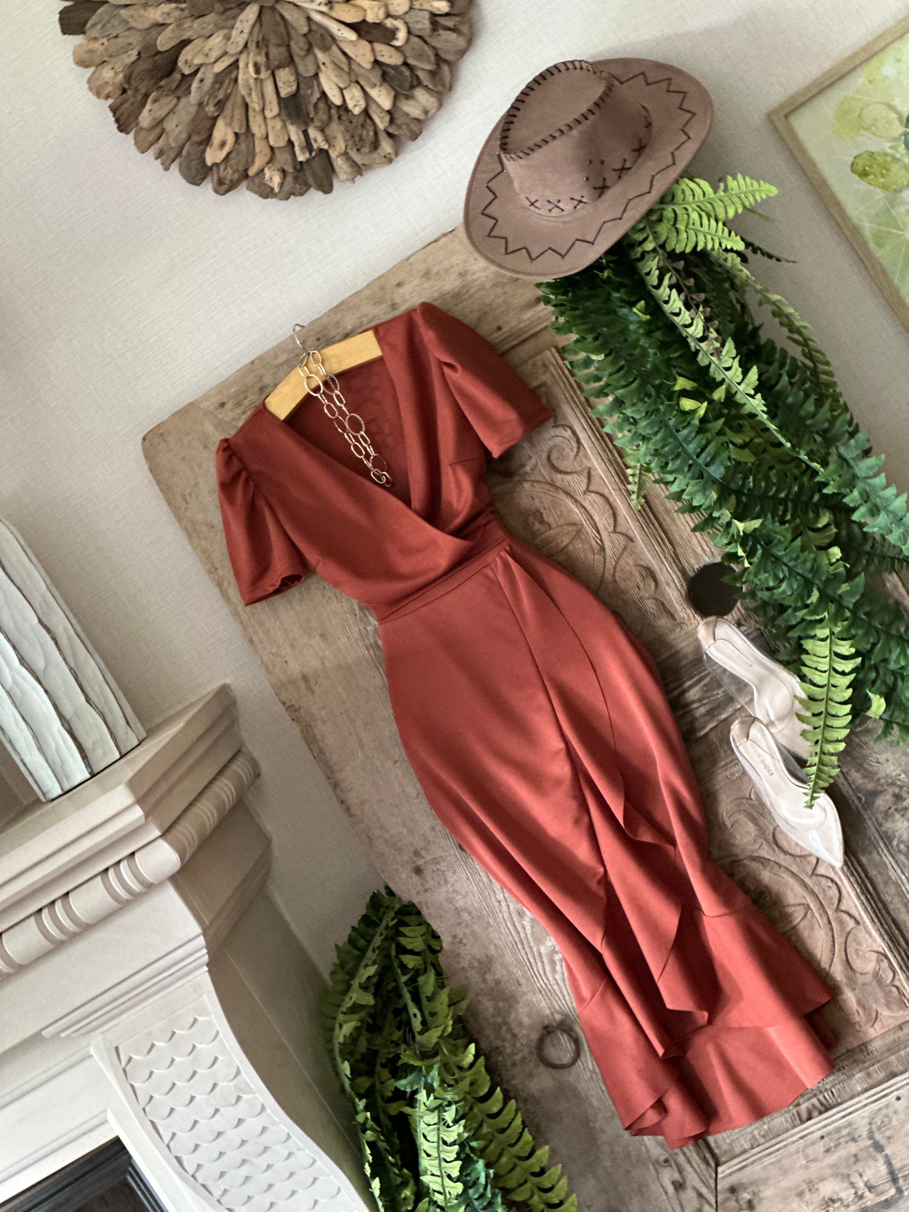 Crep Dokuma Kumaş Kruvaze Yaka Volan Detaylı Midi Boy Elbise