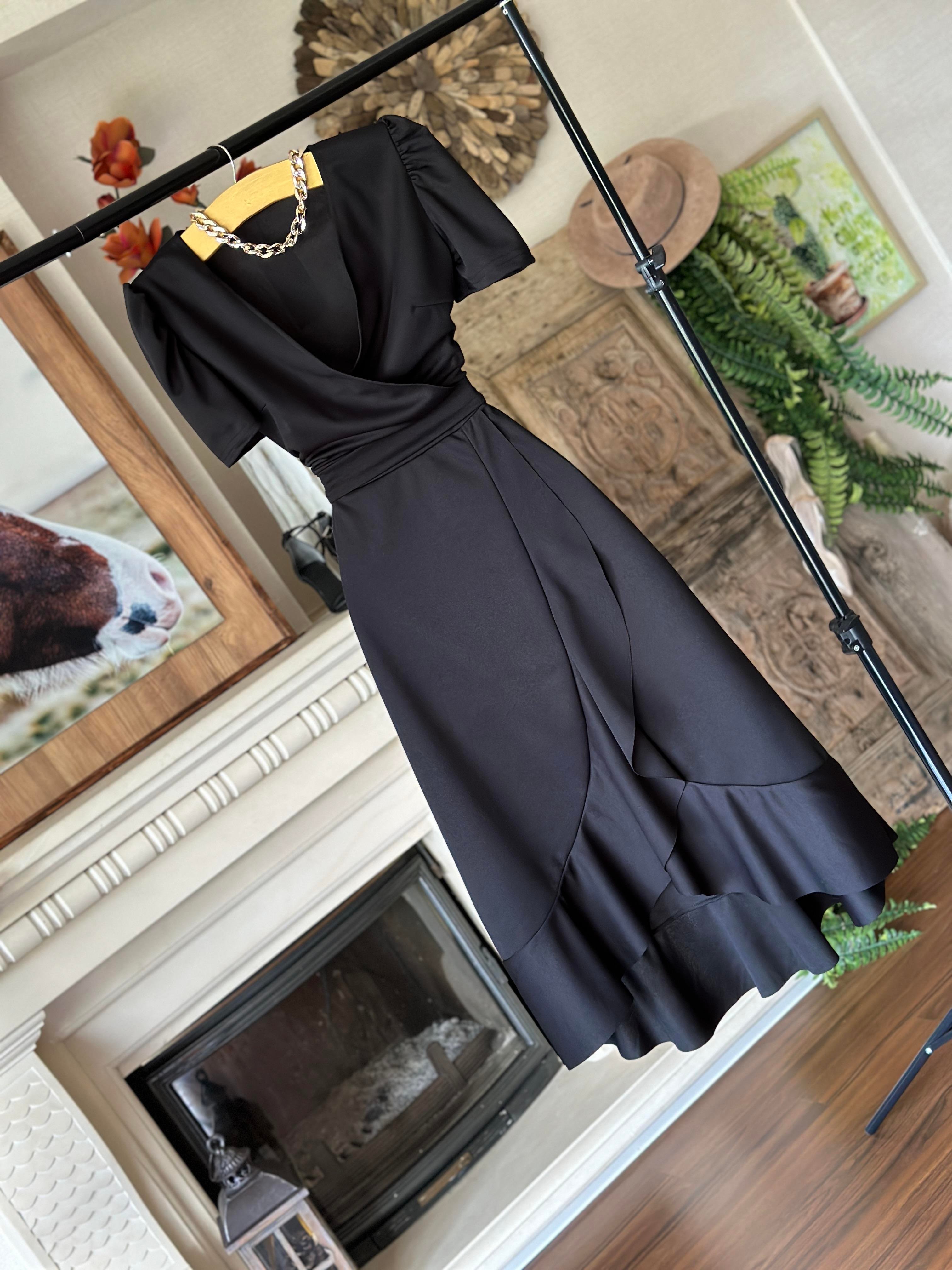 Crep Dokuma Kumaş Kruvaze Yaka Volan Detaylı Midi Boy Elbise