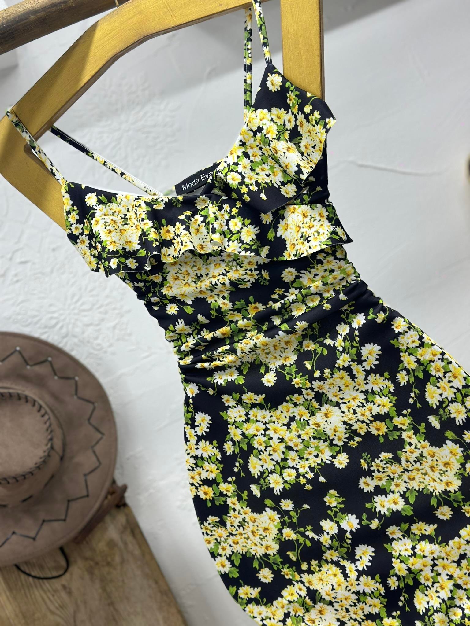 Crep Dokuma Kumaş Papatya Desenli Askılı Volan Detay Tasarım Elbise