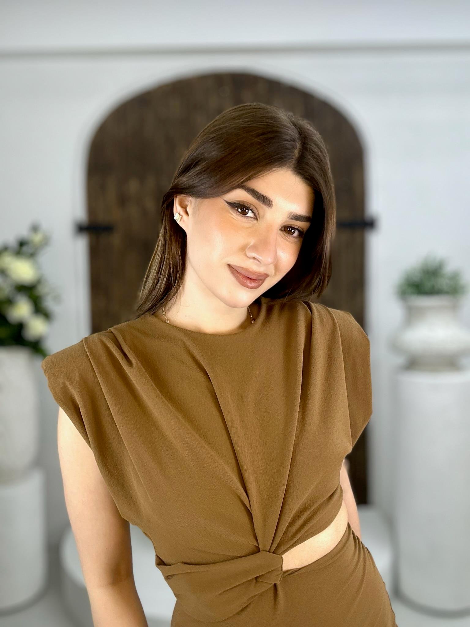 Crep Dokuma Kumaş Vatkalı Bel Dekolteli Elbise Taba