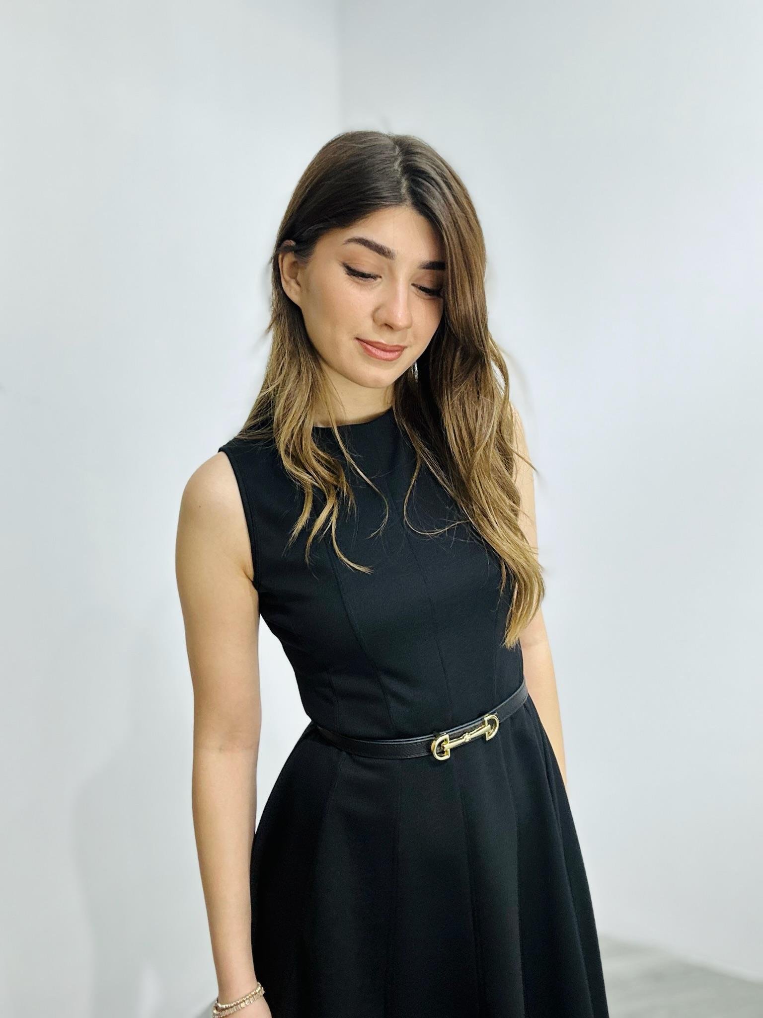 Crep Kumaş Parça Dikişli Kolsuz Kloş Elbise Siyah