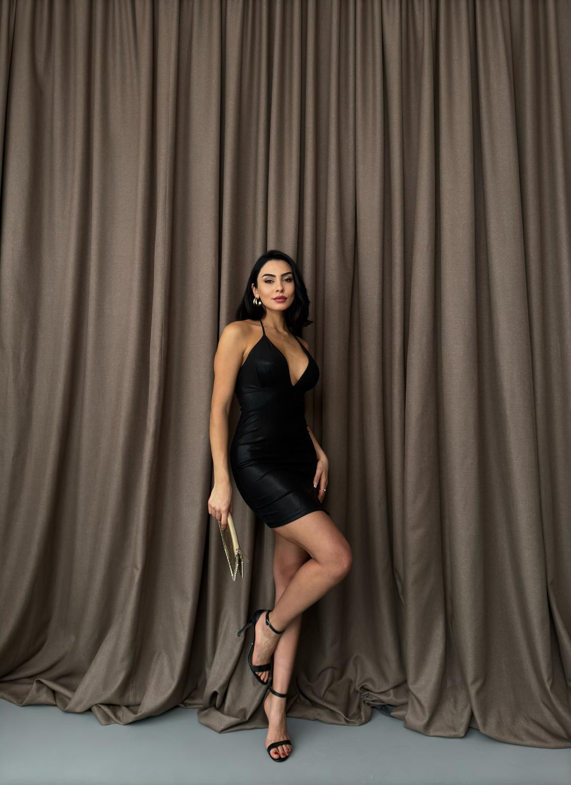 Derin V Yaka Boyundan Bağlamalı Tasarım Parlak Mini Elbise  Siyah