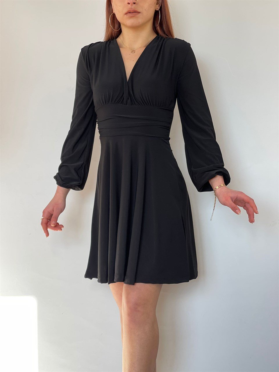 Derin V Yaka Dubble Kumaş Büzgü Detaylı Kloş Elbise