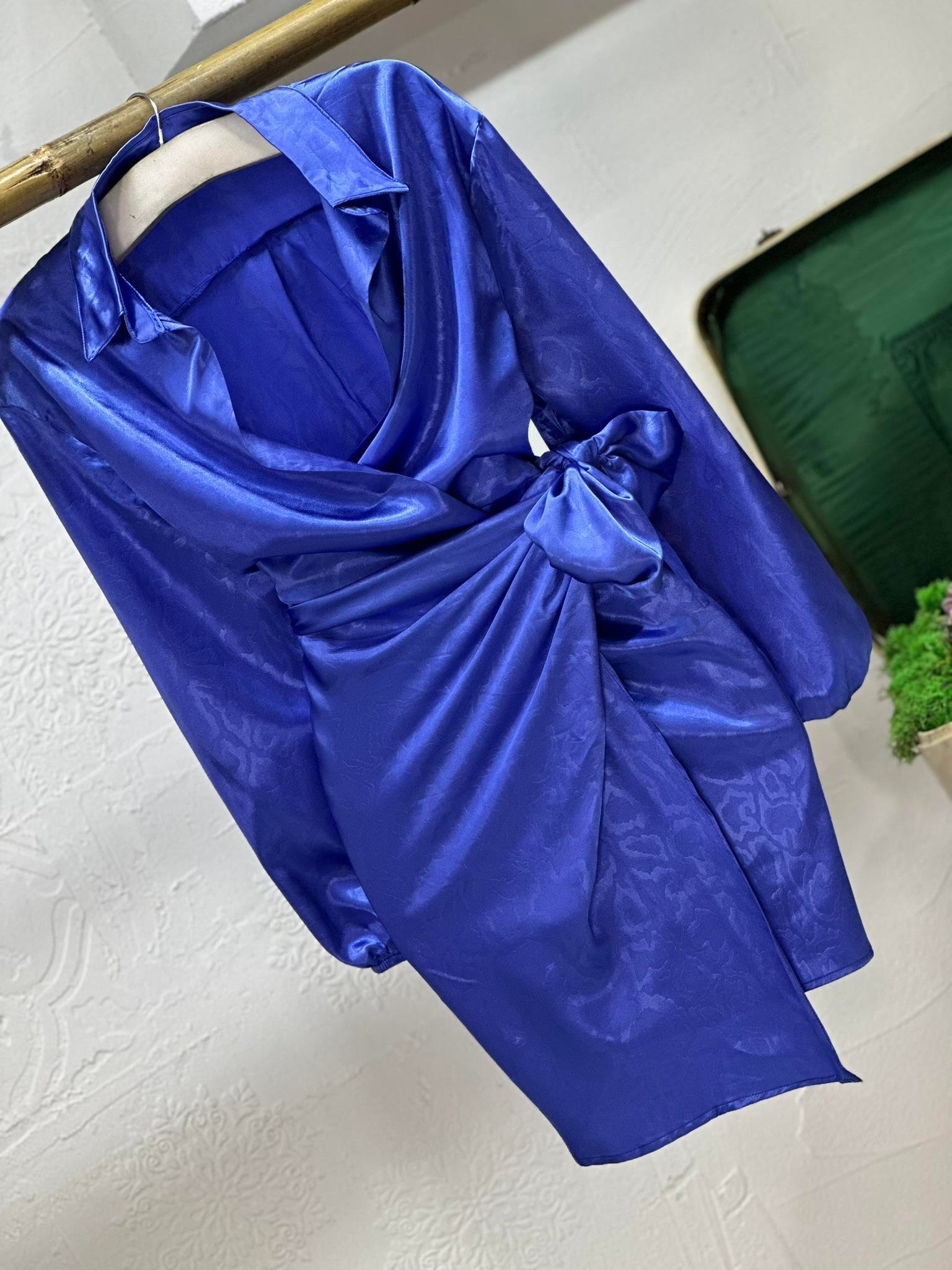 Dokulu İpek Saten Kumaş Gömlek Yaka Anvalop Tasarım Elbise