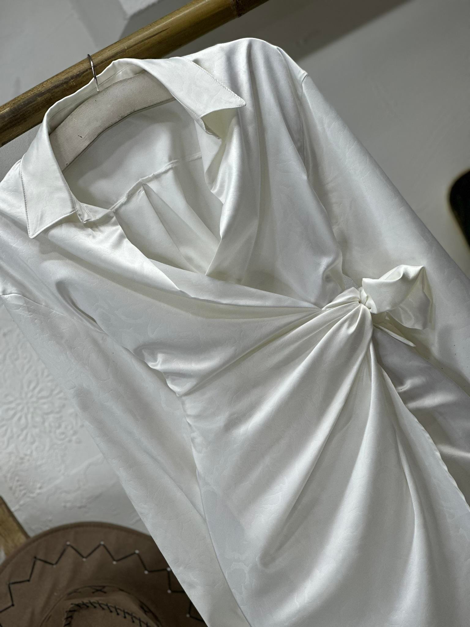 Dokulu İpek Saten Kumaş Gömlek Yaka Anvalop Tasarım Elbise