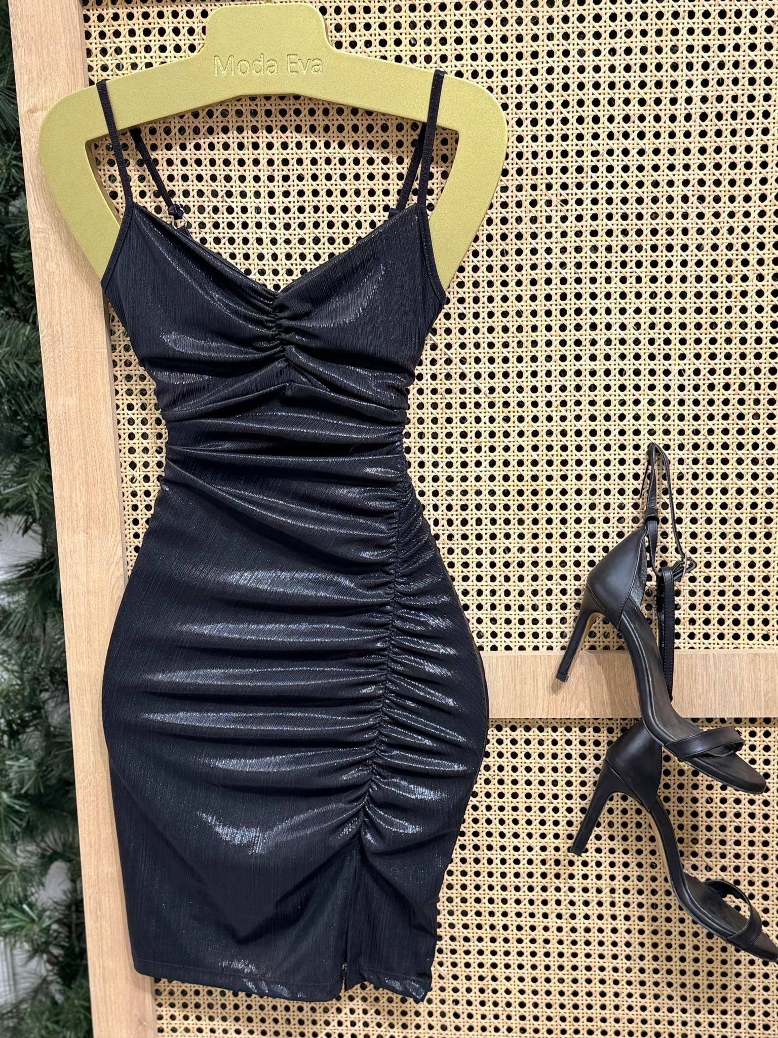 Drape Detaylı Askılı Tasarım Parlak Mini Elbise Siyah