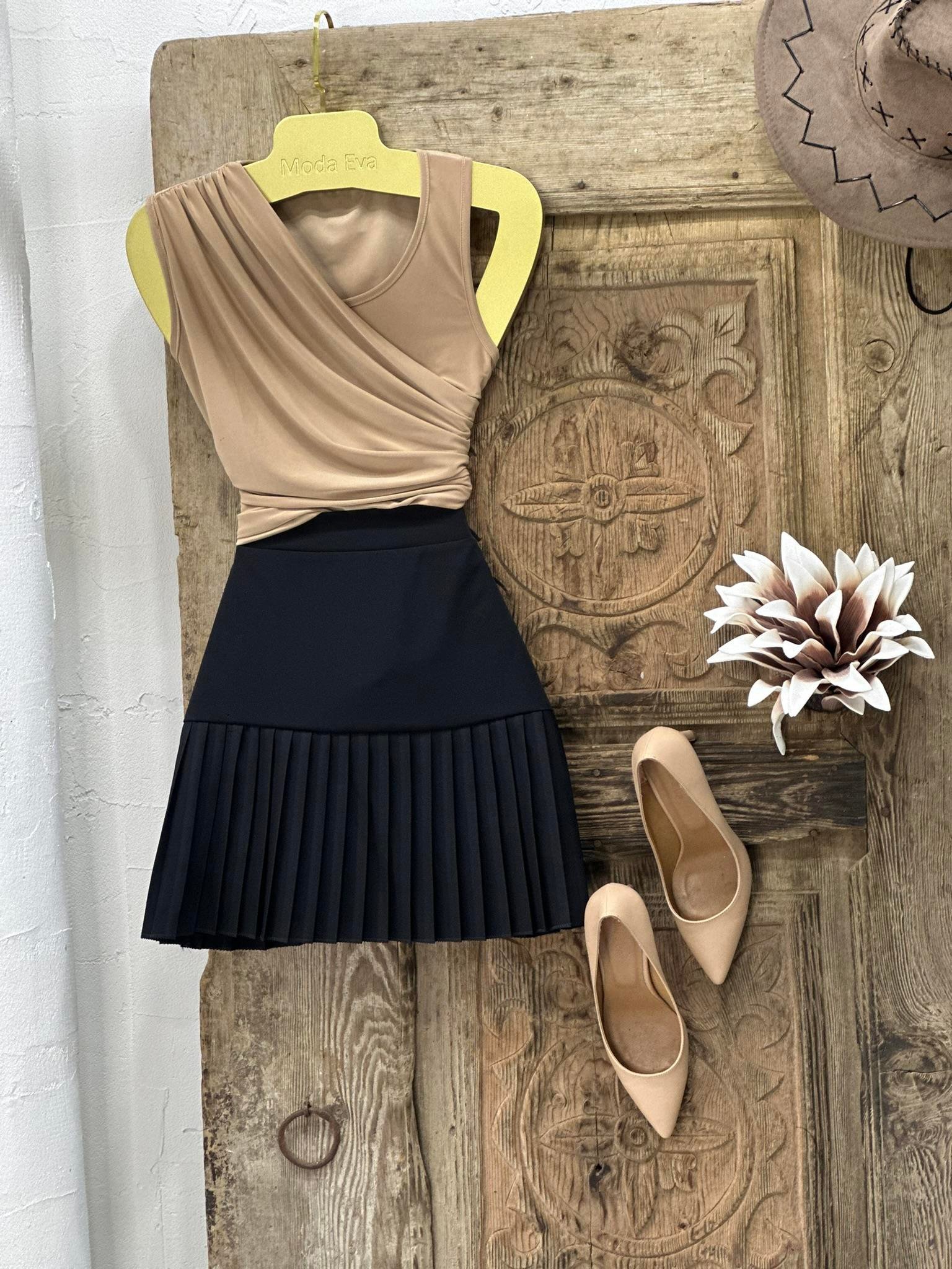 Drape Detaylı Sandy Kumaş Sıfır Kol Bluz