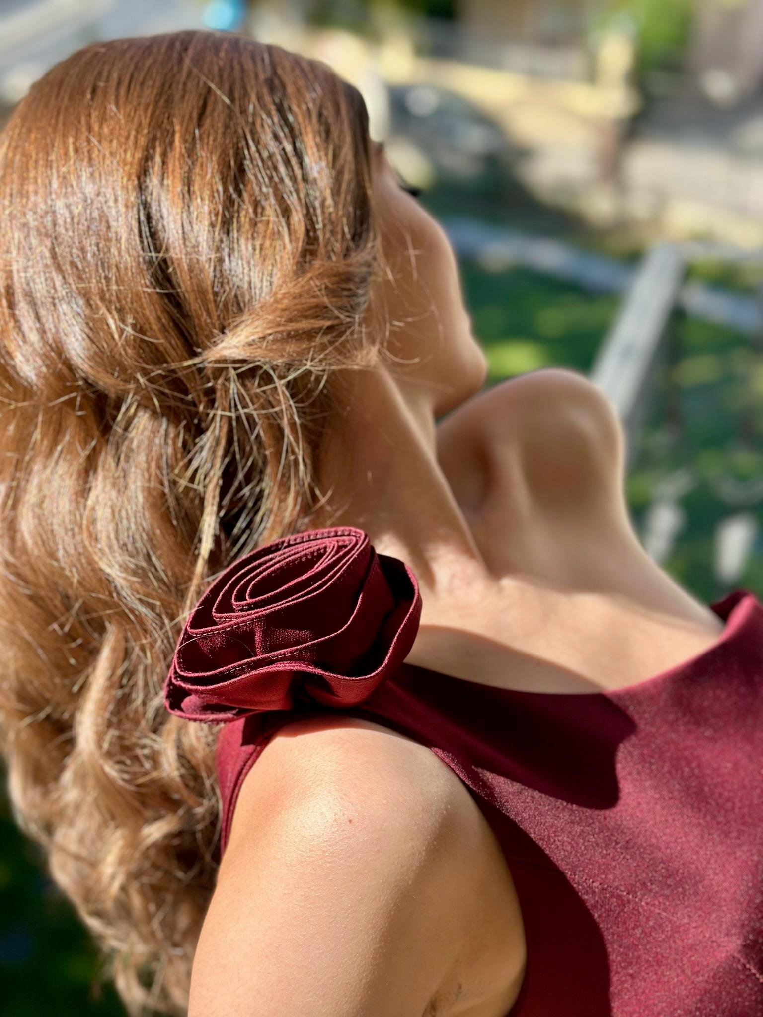 Dubble Kumaş Tek Omuz Çiçek Aksesuarlı Cepli Tasarım Midi Boy Elbise Bordo