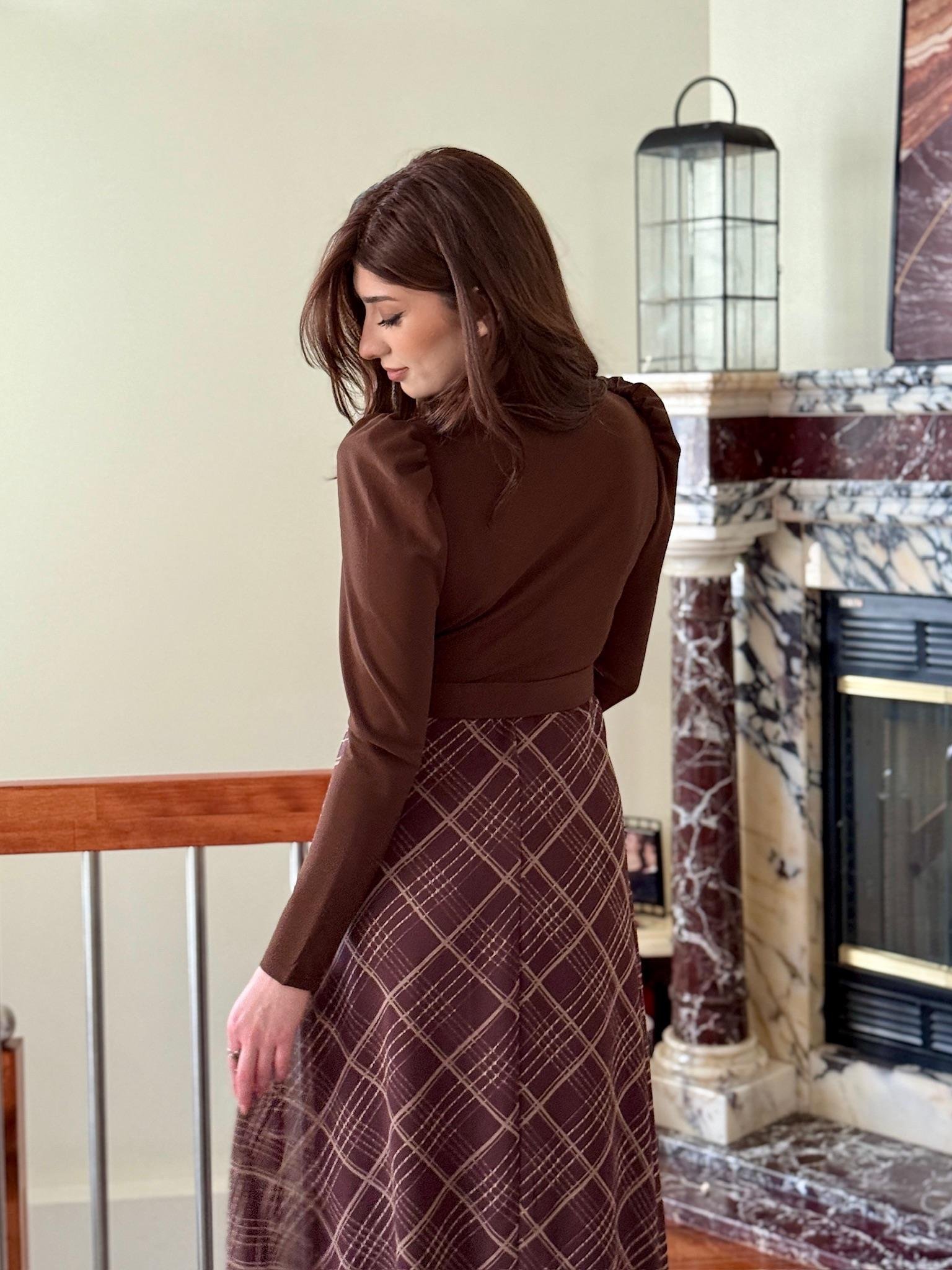 Ekose Desen Eteği Şifon Üstü Crep Kumaş Kemerli Uzun Tasarım Elbise Kahverengi