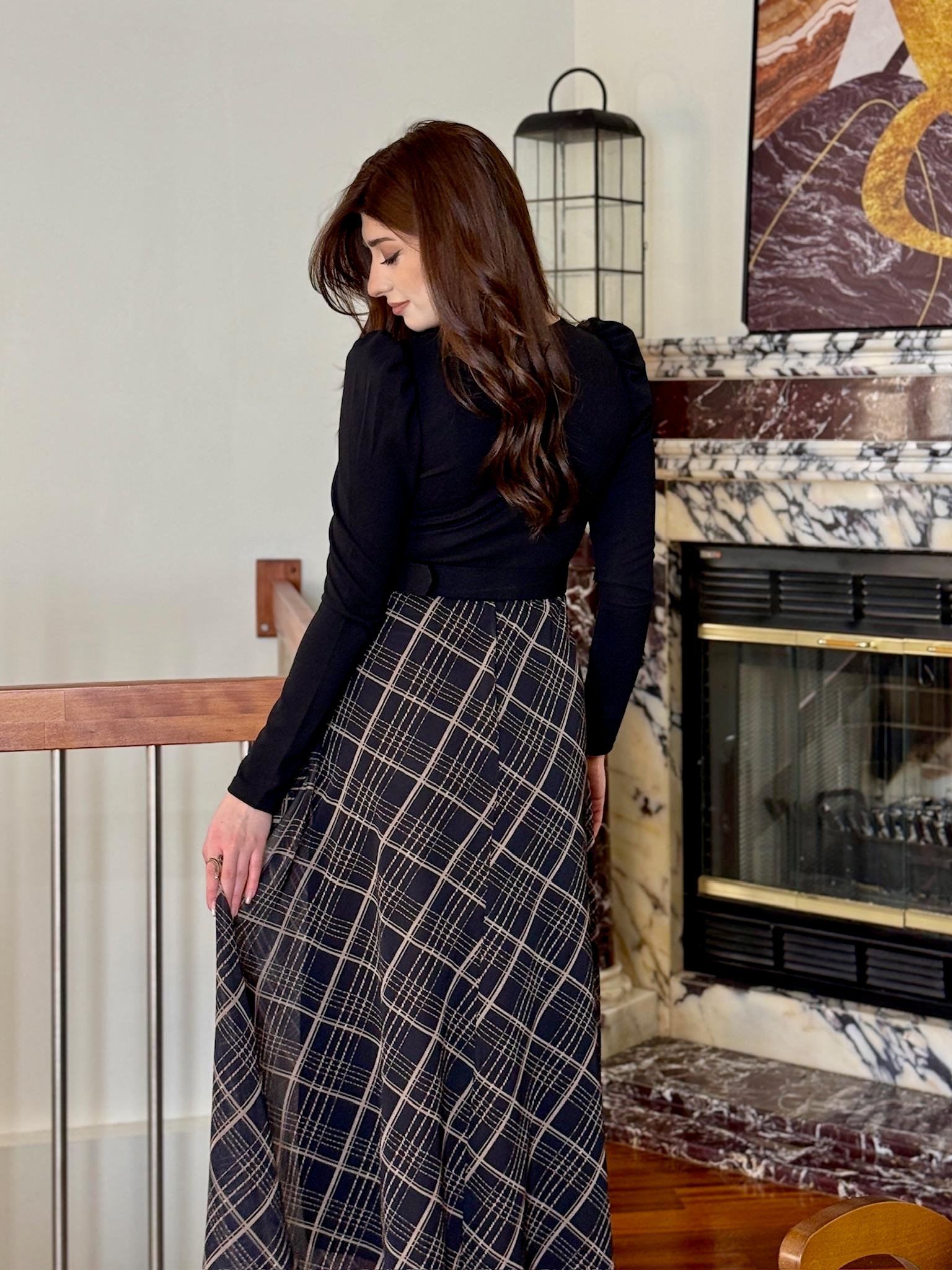 Ekose Desen Eteği Şifon Üstü Crep Kumaş Kemerli Uzun Tasarım Elbise Siyah