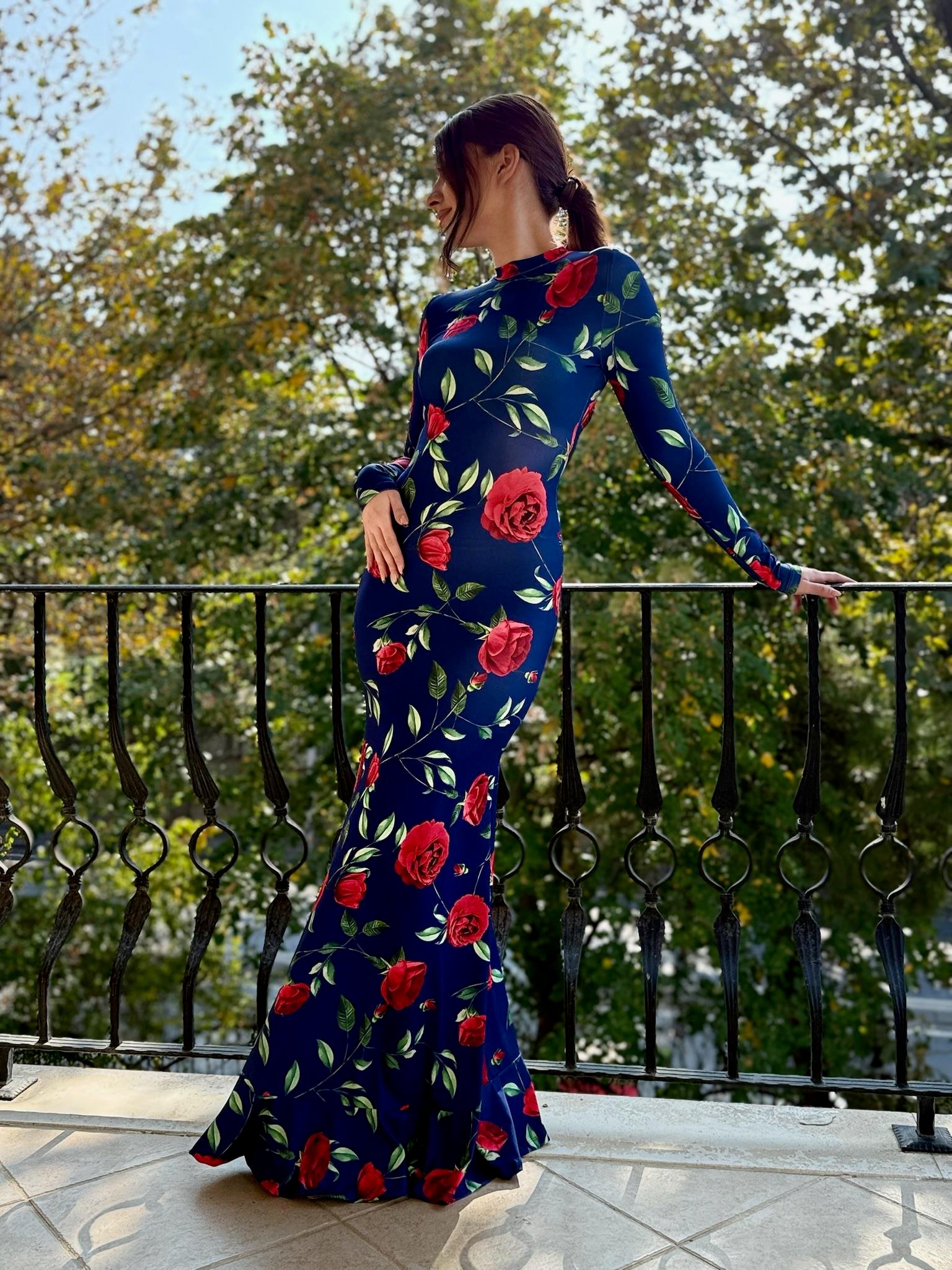 Gül Desen Balıkçı Yaka Eteği Volanlı Maksi Boy Elbise