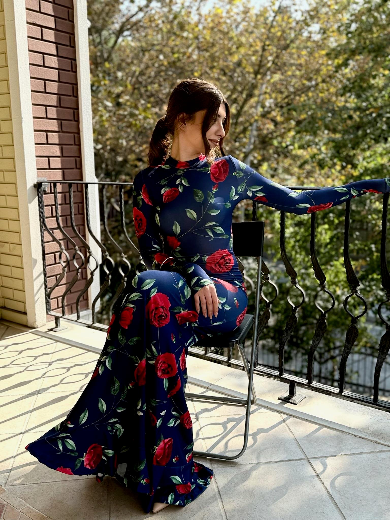 Gül Desen Balıkçı Yaka Eteği Volanlı Maksi Boy Elbise