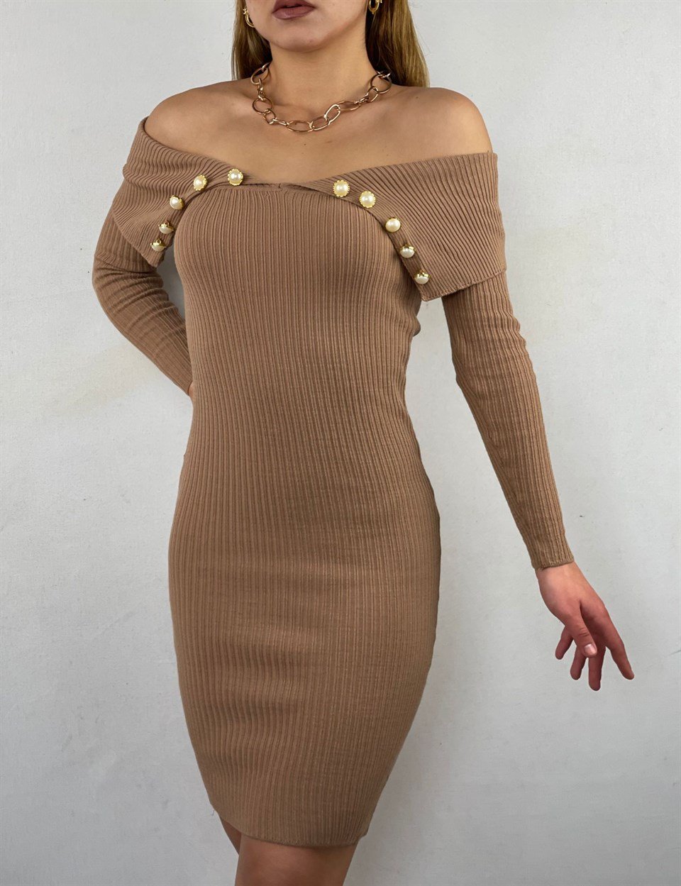 İnci Düğmeli Düşük Omuz Triko Elbise