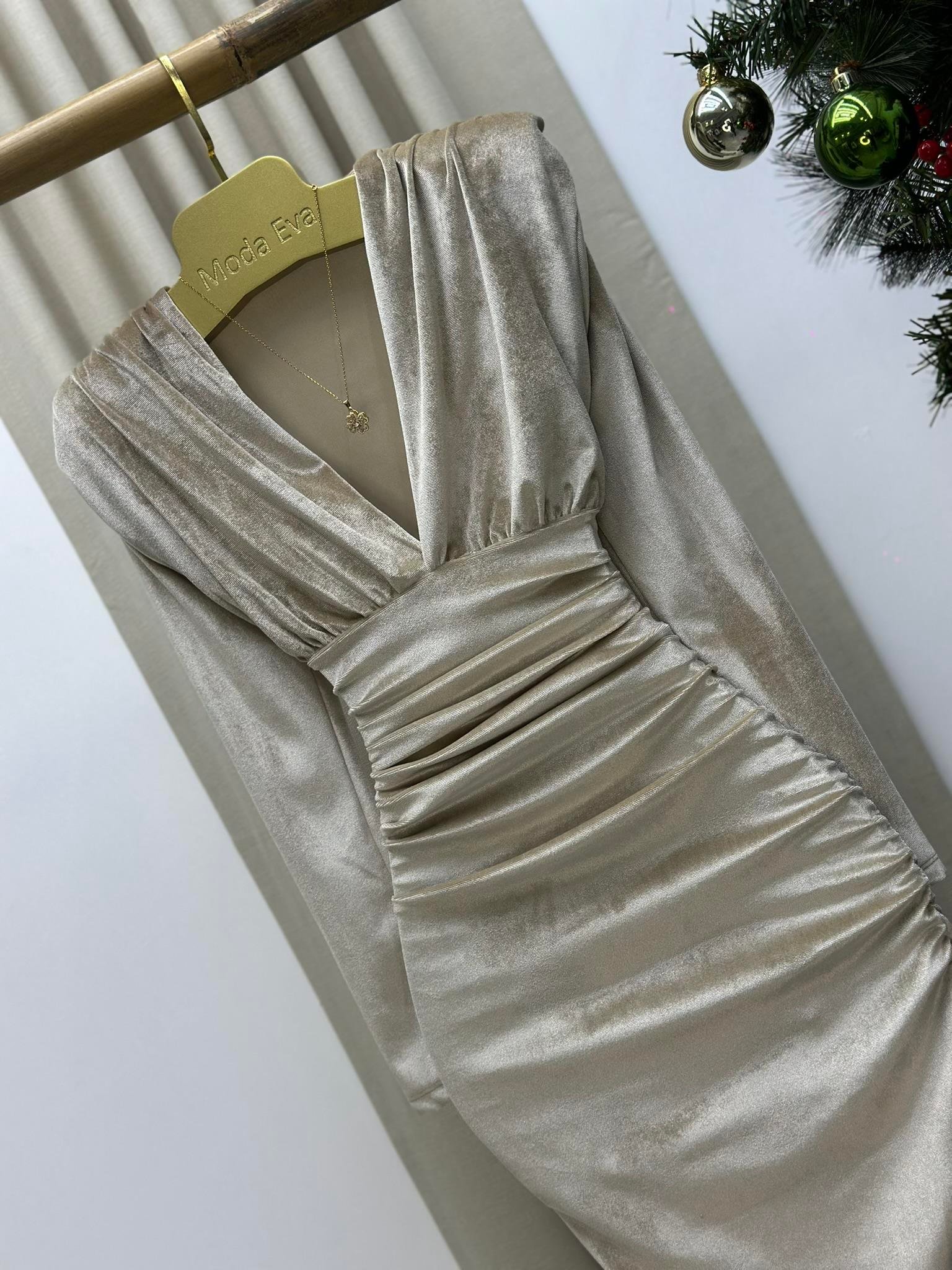 İnci Kadife Derin V Yaka Drapeli Uzun Kollu Tasarım Elbise Krem