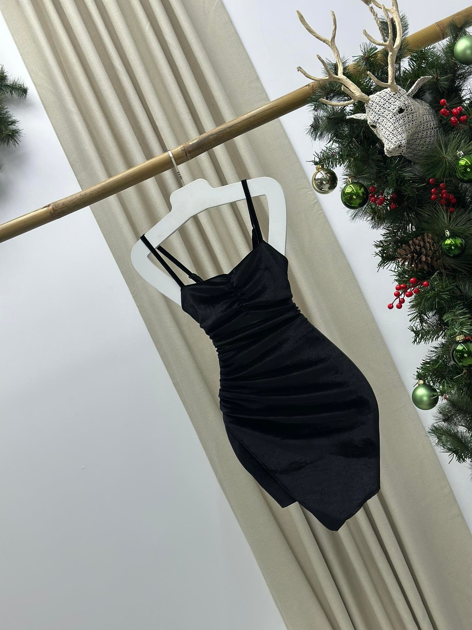 İnci Kadife Göğüs Büzgülü Askılı Drapeli Tasarım Elbise Siyah