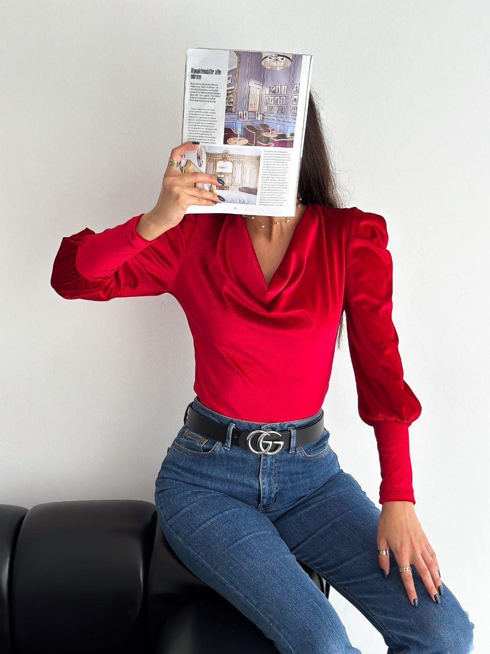 İnci Kadife Kumaş Degaje Yaka Balon Kol Kalın Manşetli Bluz 