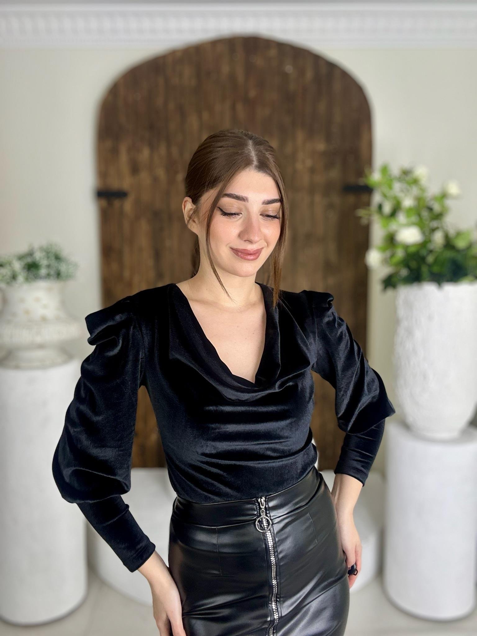 İnci Kadife Kumaş Degaje Yaka Balon Kol Kalın Manşetli Bluz 