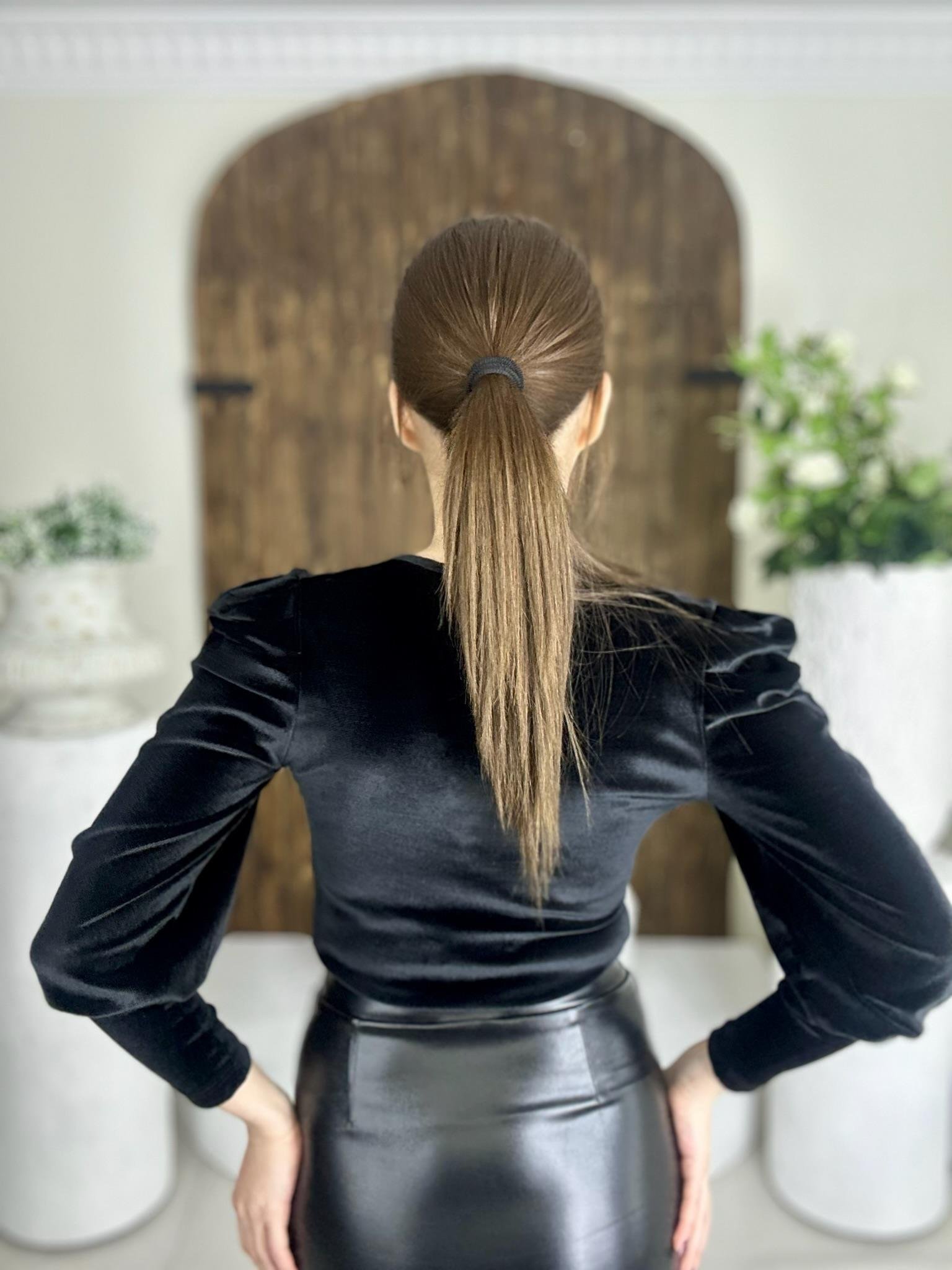 İnci Kadife Kumaş Degaje Yaka Balon Kol Kalın Manşetli Bluz 