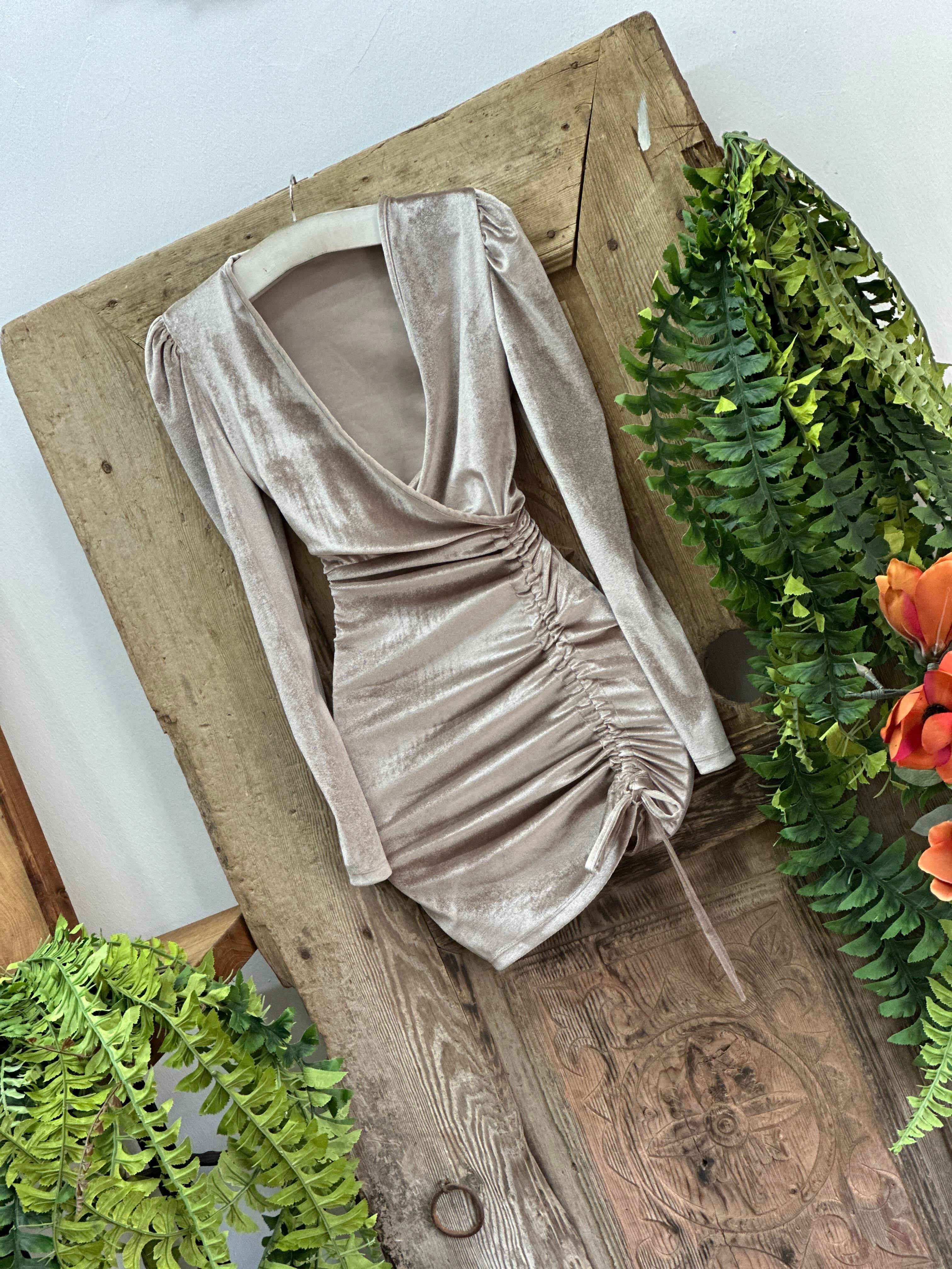 İnci Kadife Kumaş Kruvaze Yaka Önü Asansör Büzgülü Elbise 