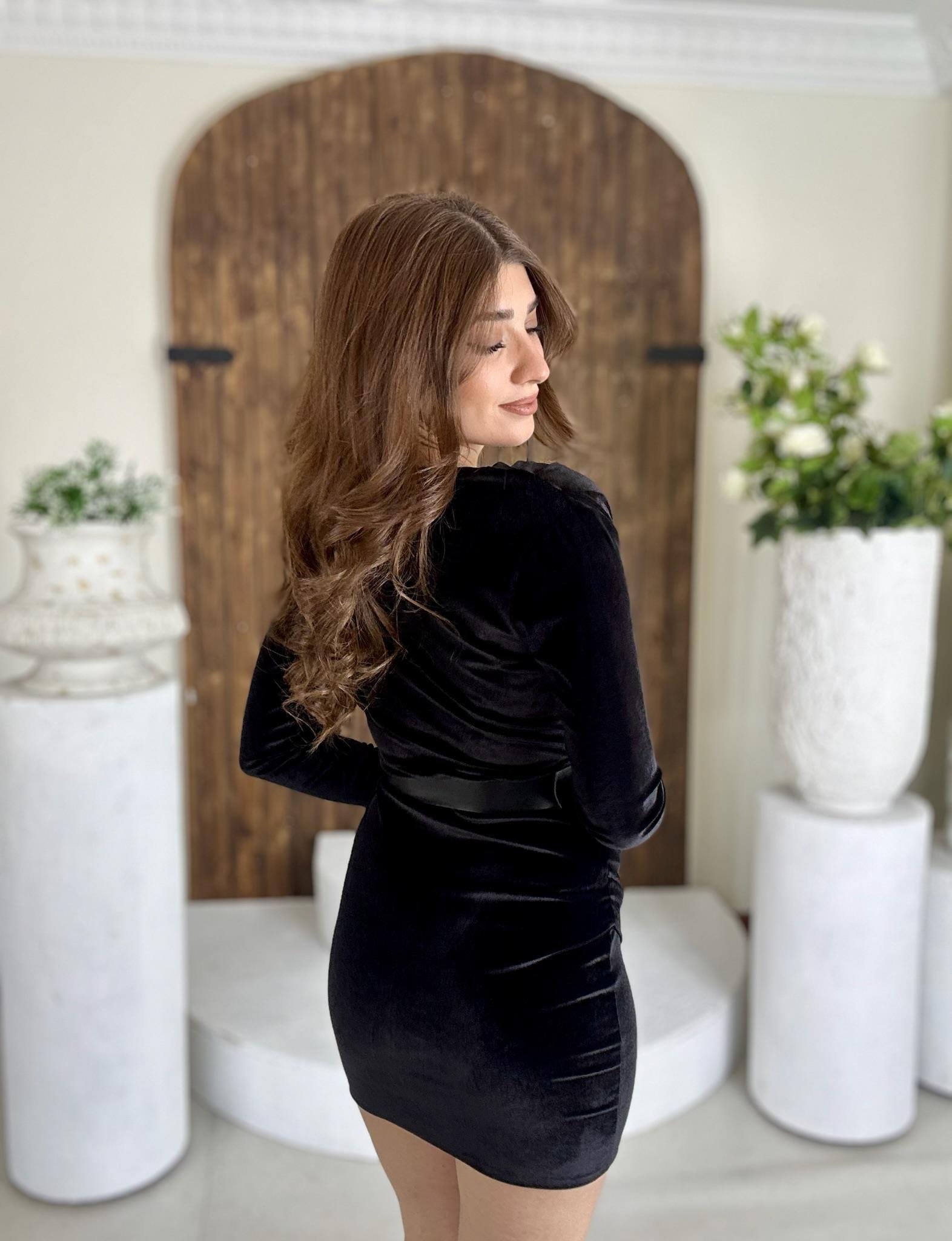 İnci Kadife Kumaş Prenses Yaka Drapeli Kemerli Elbise Siyah