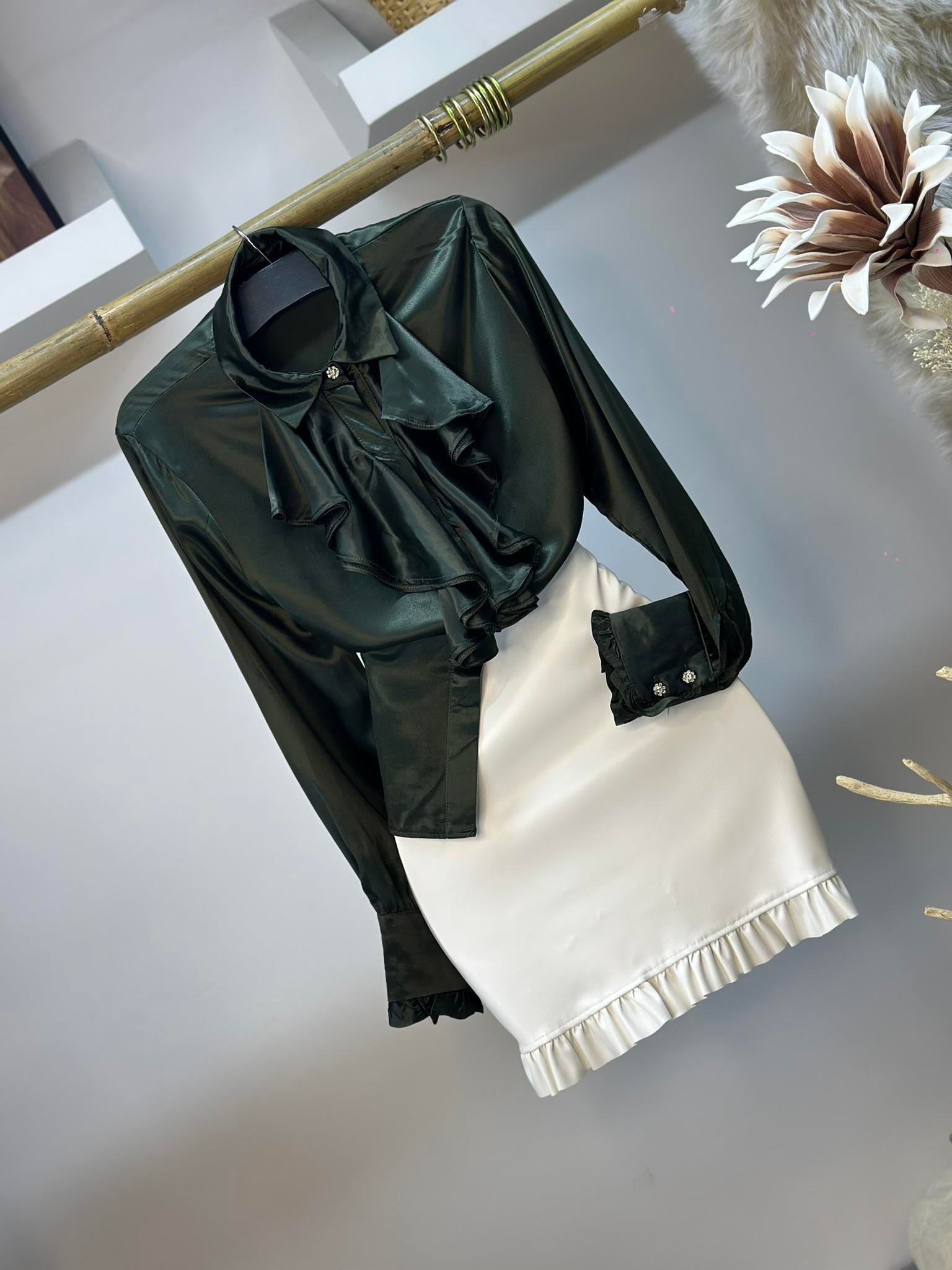 İpek Saten Kumaş Fular Detay  Taş Düğmeli Tasarım Gömlek 