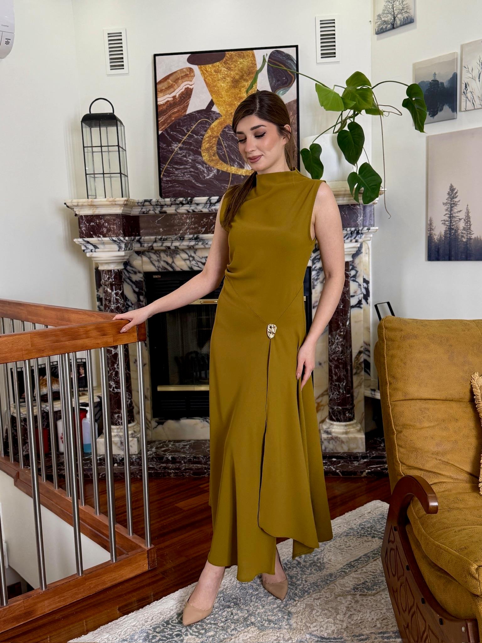 İthal Crep Kumaş Dik Yaka Aksesuar Detaylı Uzun Tasarım Elbise Yağ Yeşili