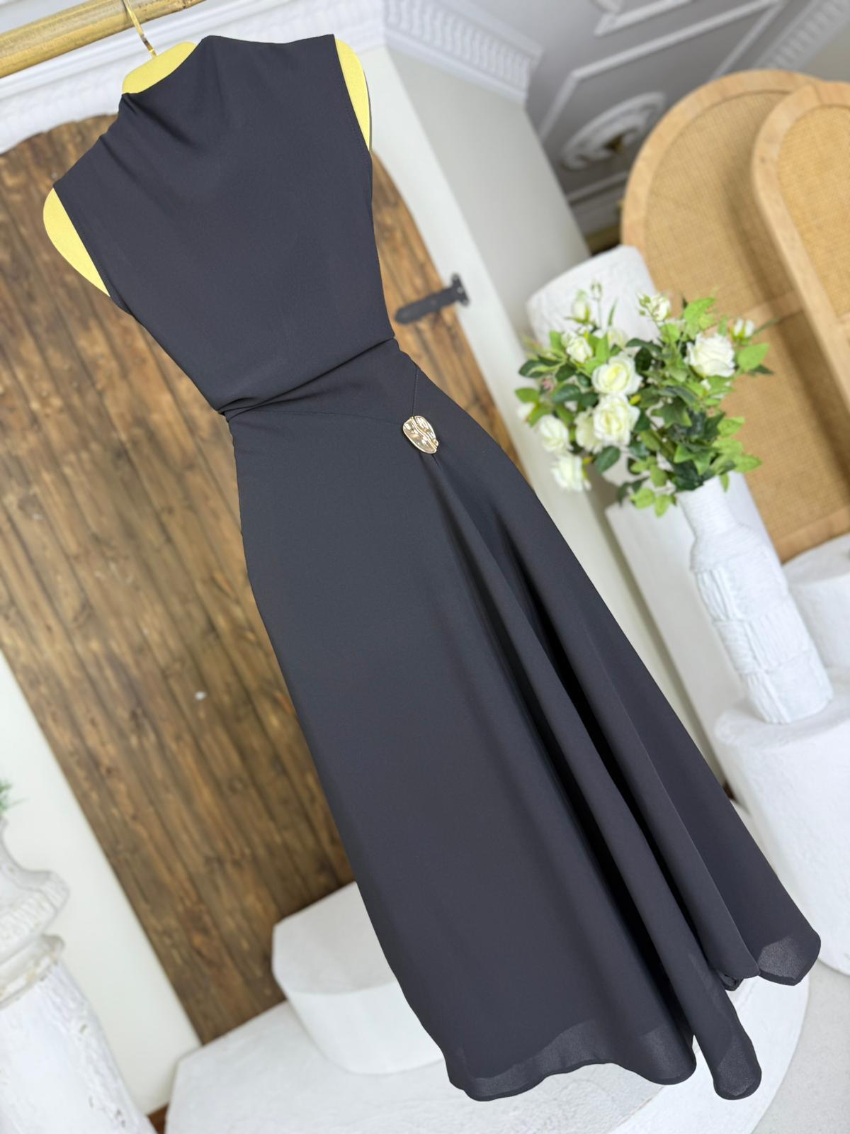 İthal Crep Kumaş Dik Yaka Aksesuar Detaylı Uzun Tasarım Elbise Siyah