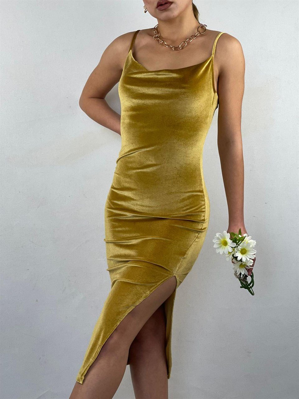 İthal Kadife Kumaş Askılı Degaje Yaka Elbise