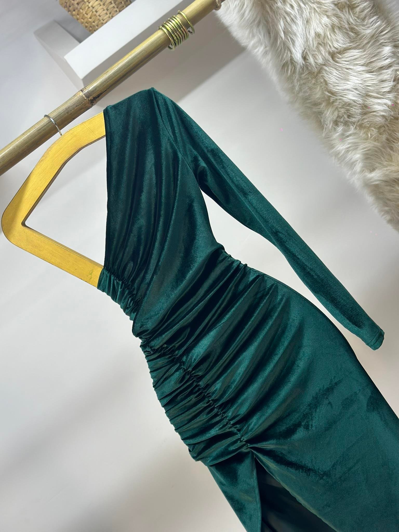 İthal Kadife Kumaş Drape Detaylı Yan Yırtmaçlı Tek Kol Midi Boy Elbise