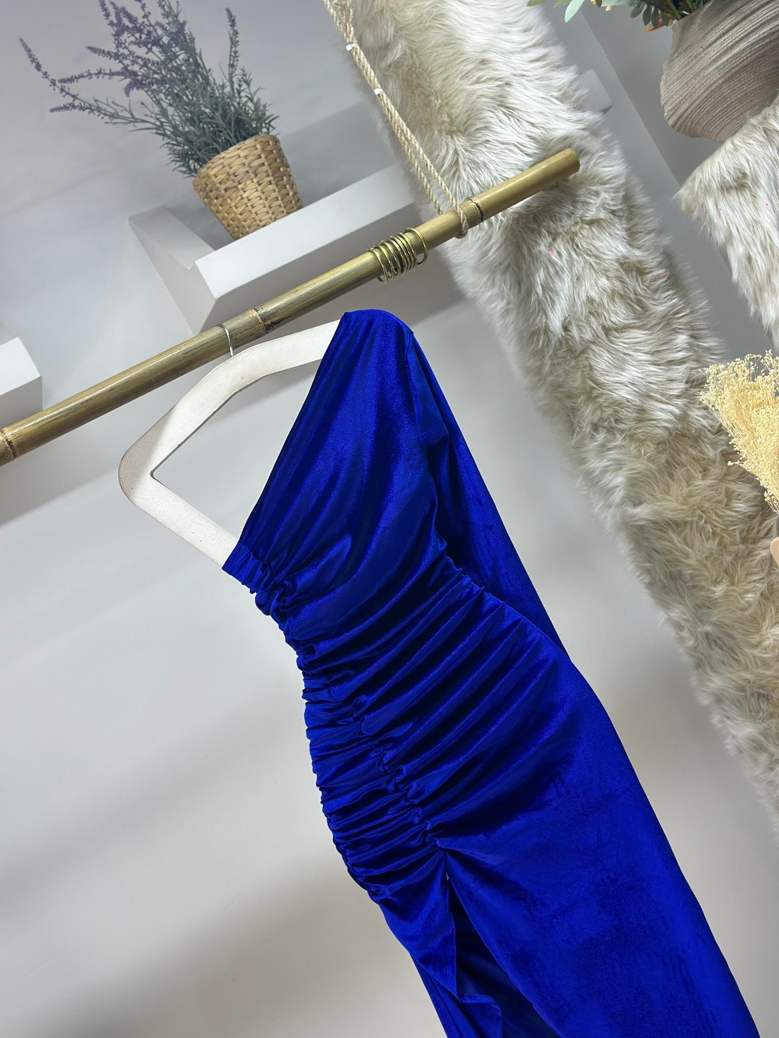 İthal Kadife Kumaş Drape Detaylı Yan Yırtmaçlı Tek Kol Midi Boy Elbise