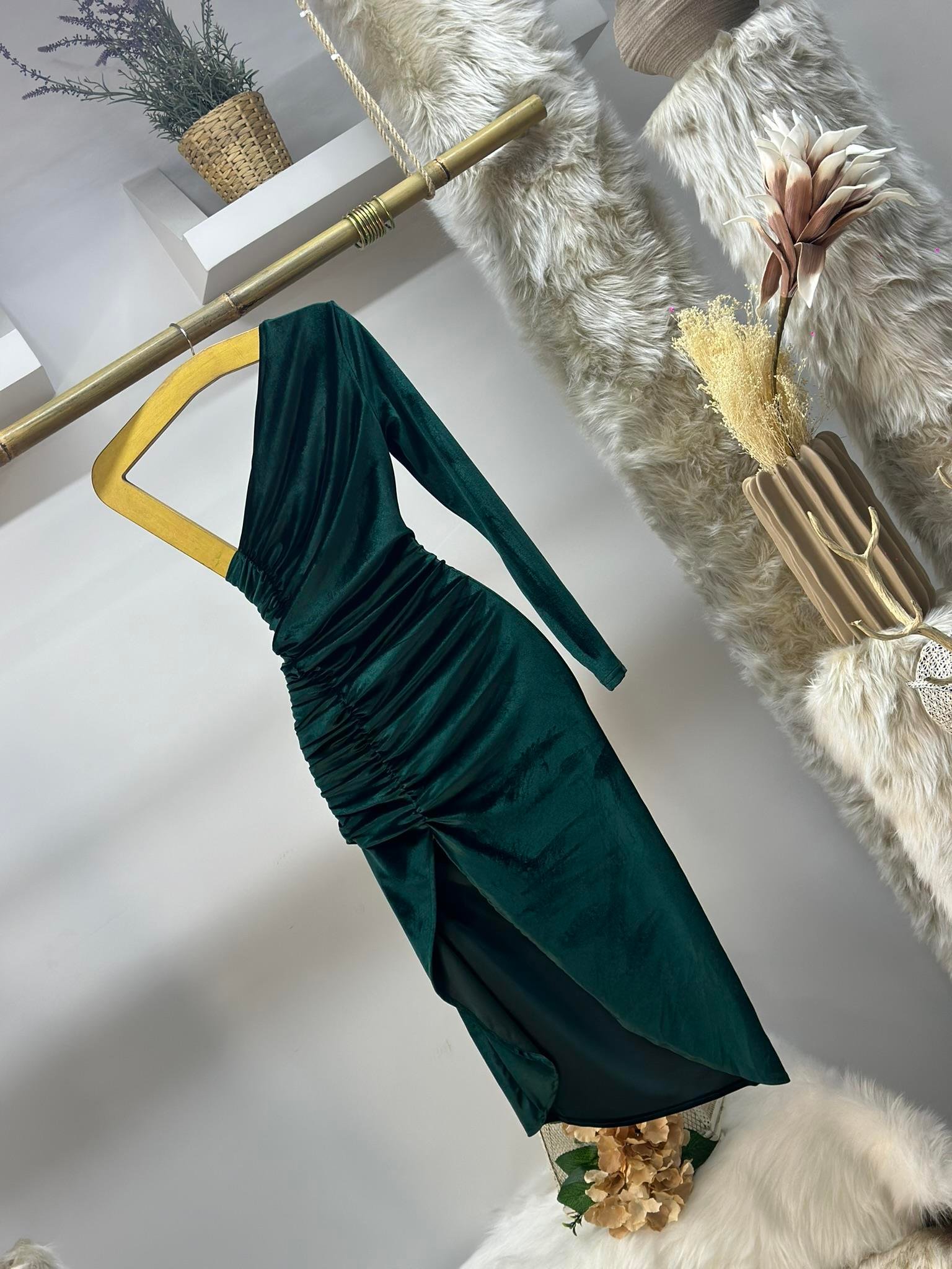 İthal Kadife Kumaş Drape Detaylı Yan Yırtmaçlı Tek Kol Midi Boy Elbise