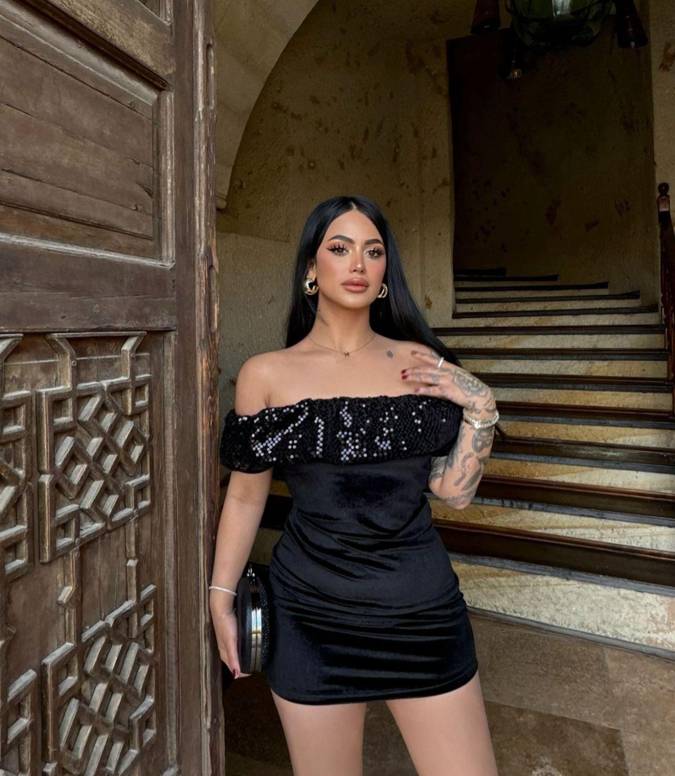 İthal Kadife Kumaş Madonna Yaka Payet Detaylı Tasarım Siyah Mini Elbise